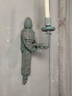 Paire d'appliques en bois sculpté et peint de style Louis XVI, vers 1900