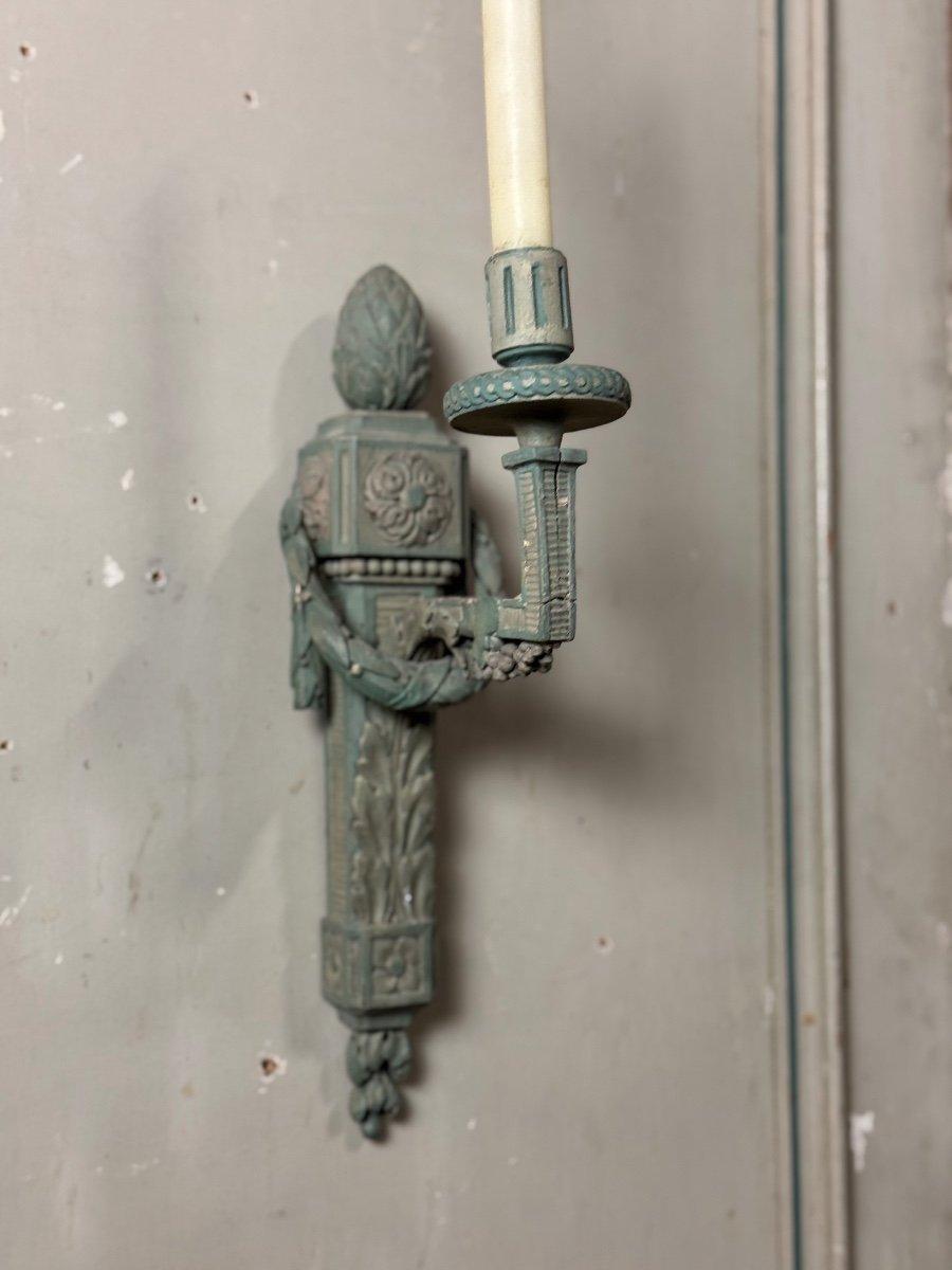 XX secolo Coppia di lampade in legno intagliato e dipinto in stile Luigi XVI, circa 1900 in vendita