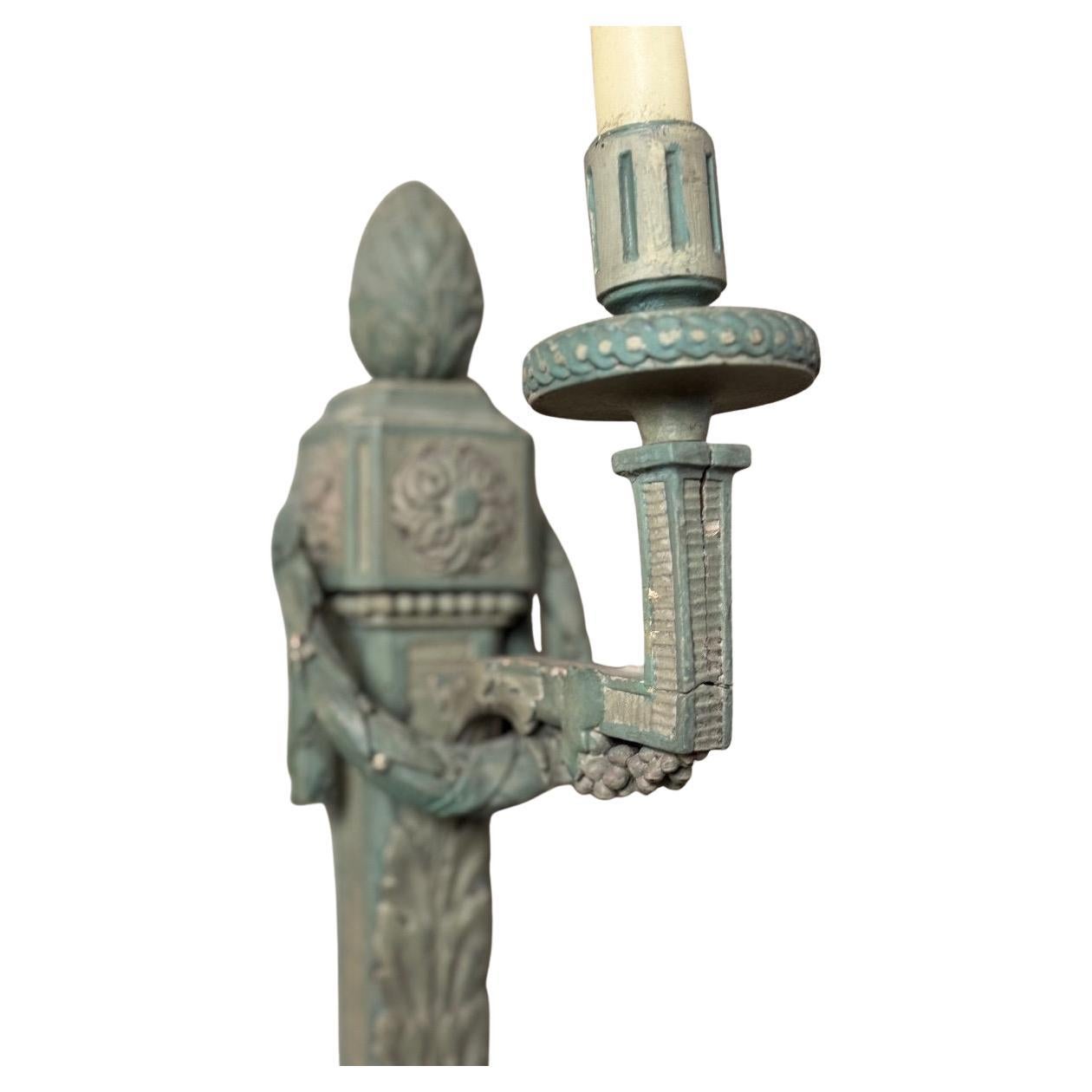 Coppia di lampade in legno intagliato e dipinto in stile Luigi XVI, circa 1900