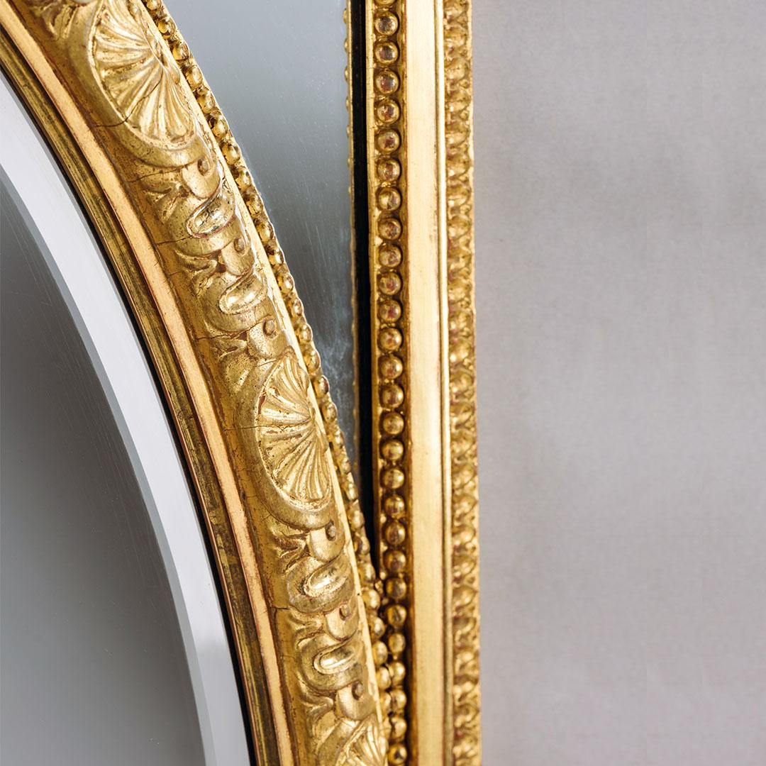 Paar Spiegel mit geschnitztem Randrahmen im Louis-XVI-Stil (Französisch) im Angebot