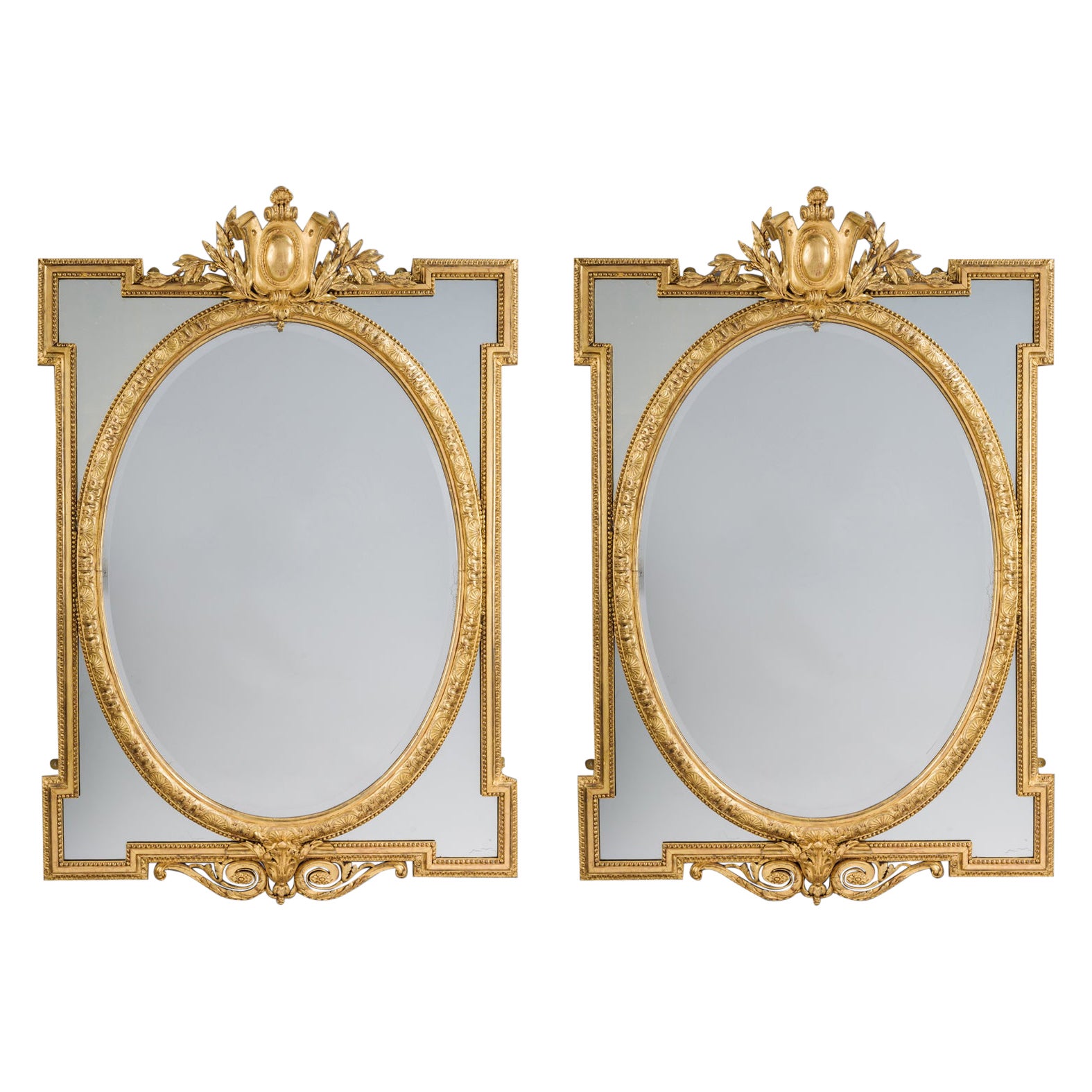 Paire de Miroirs à Cadre Marginal Sculpté de Style Louis XVI