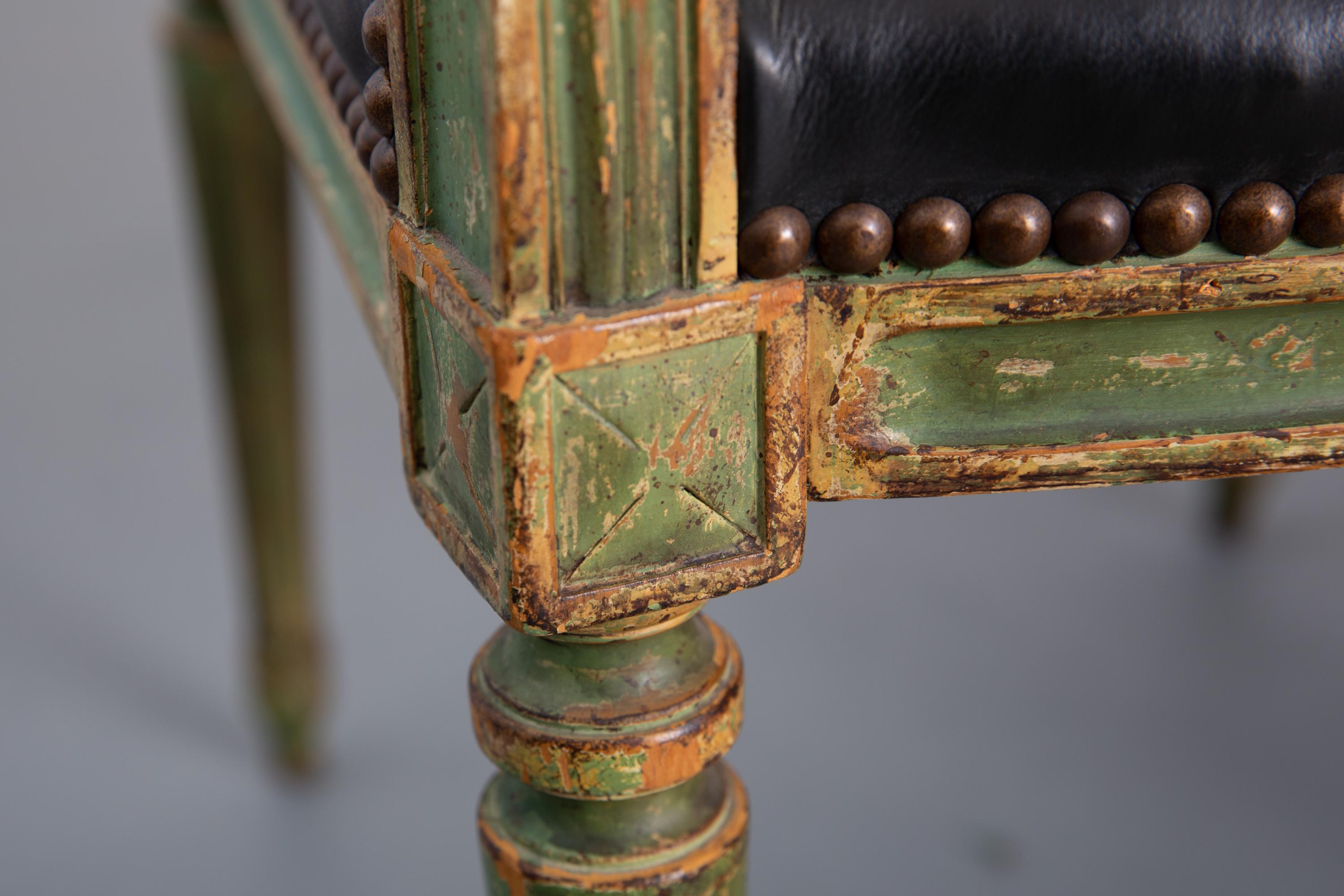 Paire de fauteuils déco de style Louis XVI en bois sculpté et cuir en vente 3