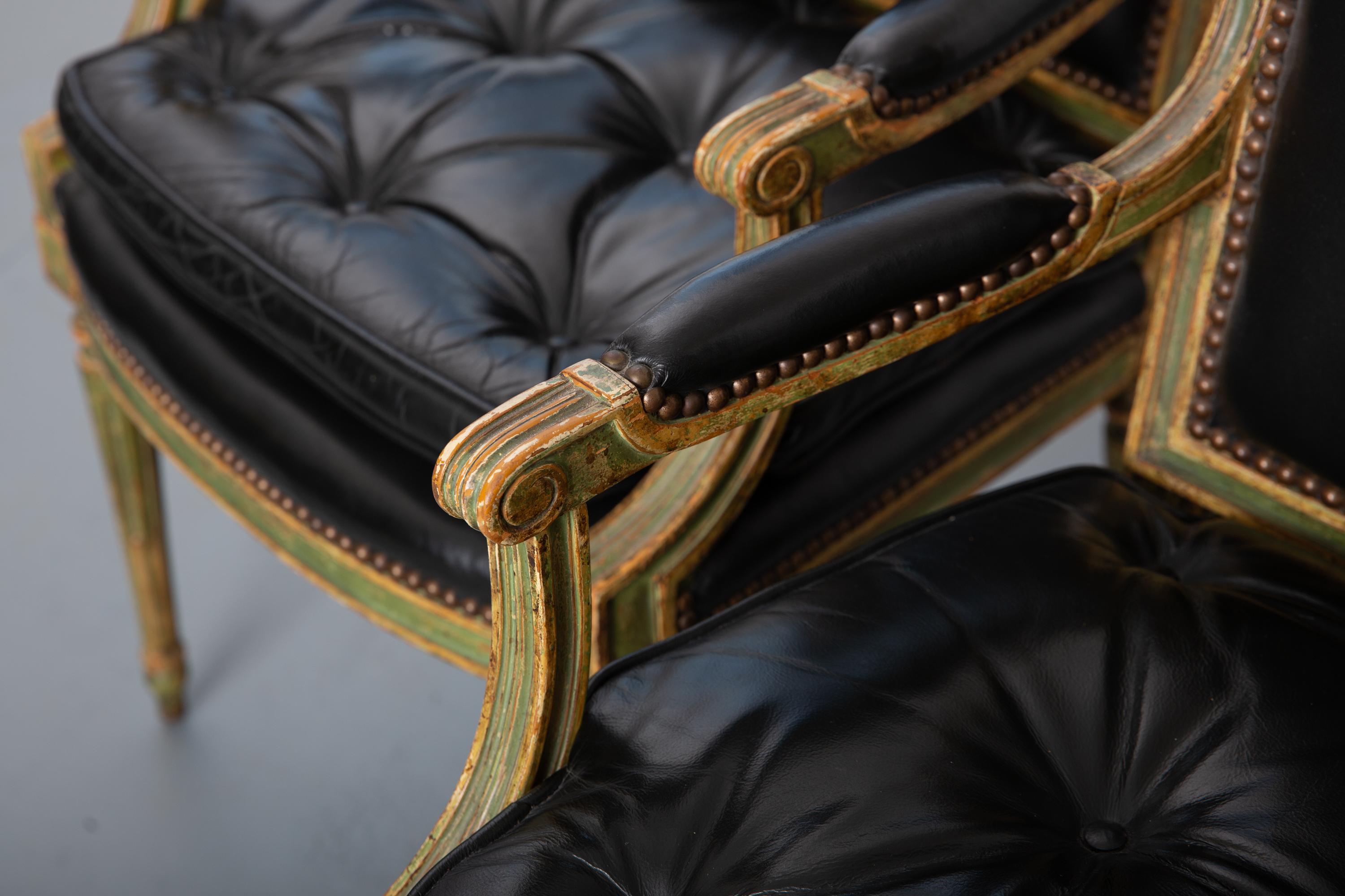 Paire de fauteuils déco de style Louis XVI en bois sculpté et cuir en vente 4