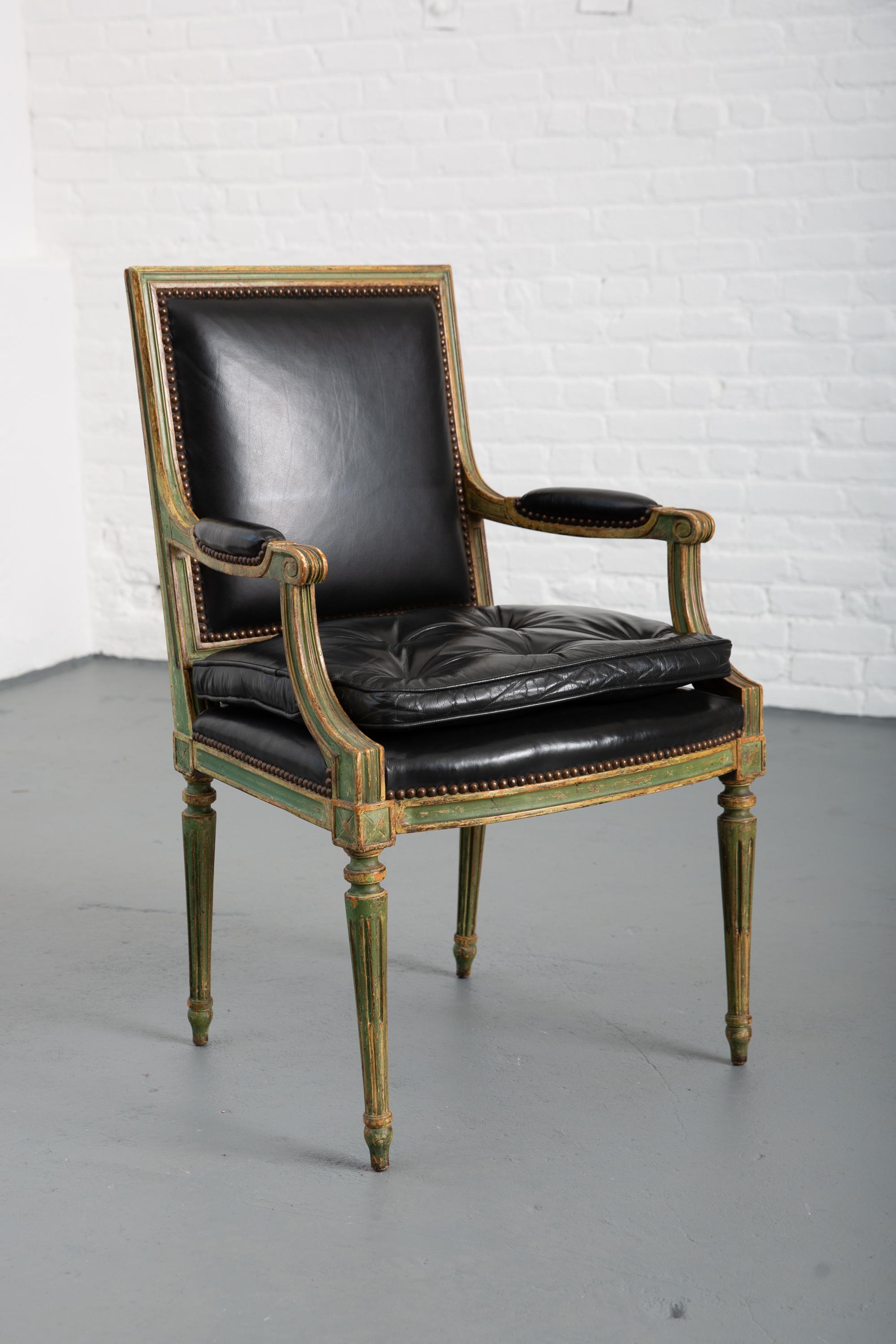 Paire de fauteuils déco de style Louis XVI en bois sculpté et cuir en vente 5