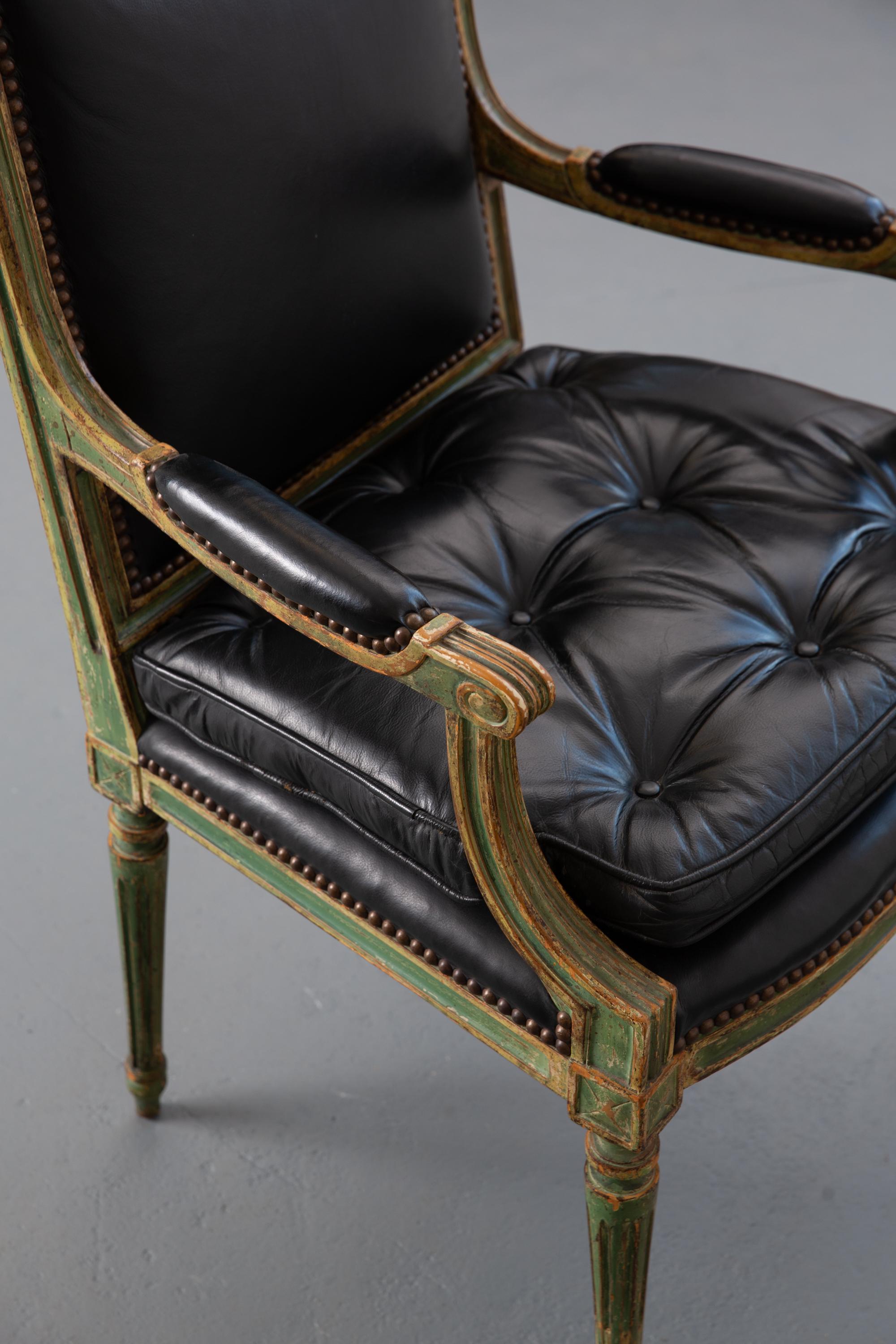 Paire de fauteuils déco de style Louis XVI en bois sculpté et cuir en vente 9