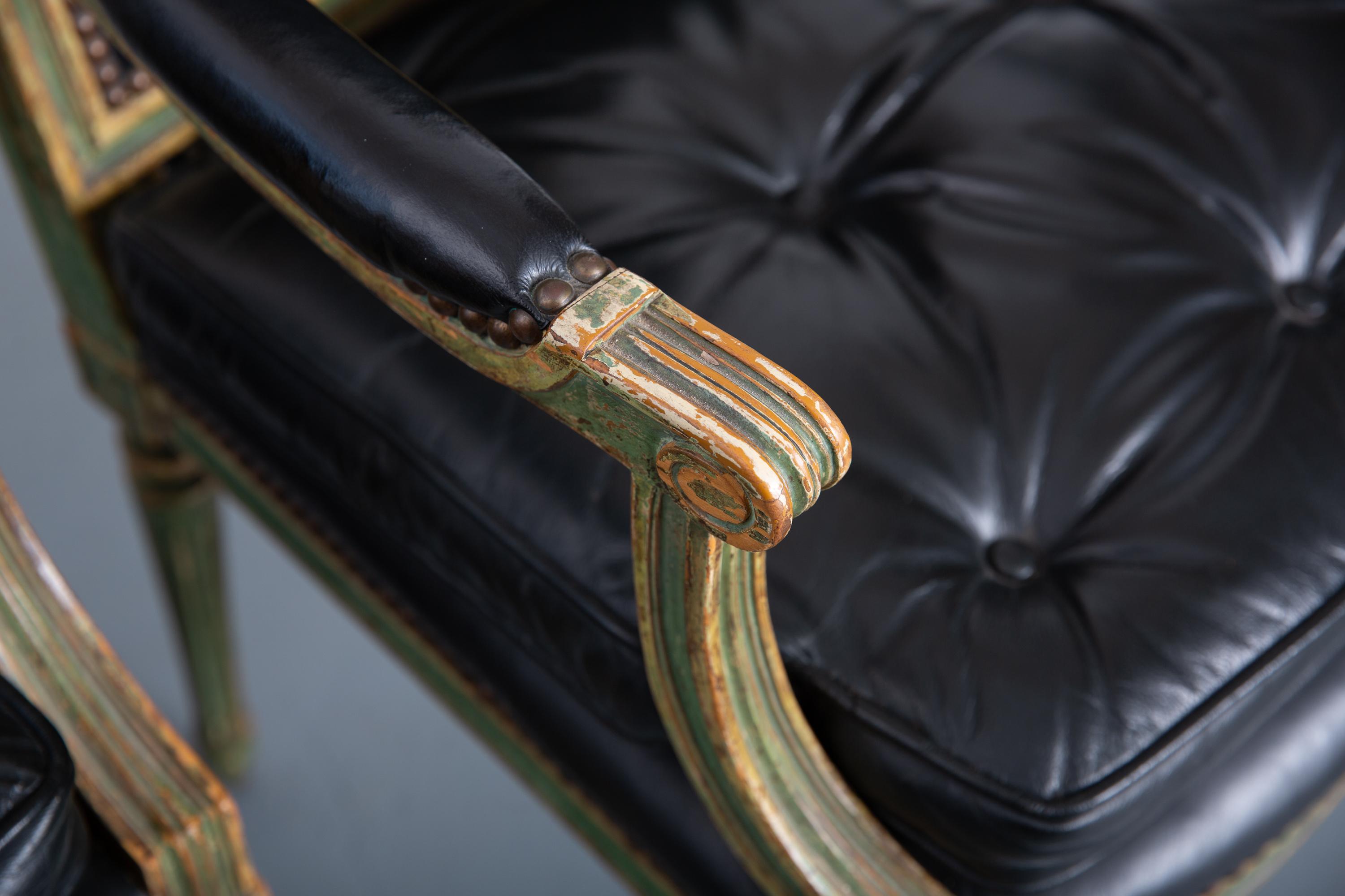 Français Paire de fauteuils déco de style Louis XVI en bois sculpté et cuir en vente
