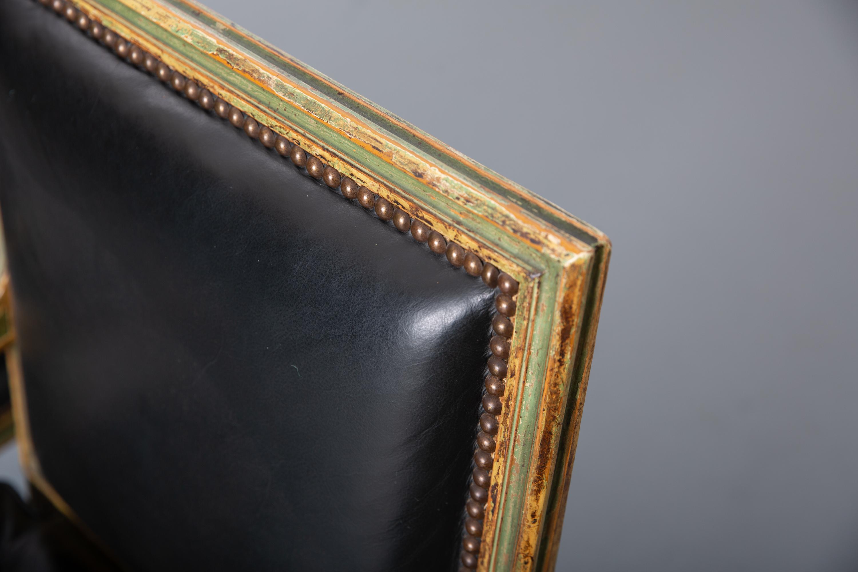 Paire de fauteuils déco de style Louis XVI en bois sculpté et cuir Bon état - En vente à New York, NY