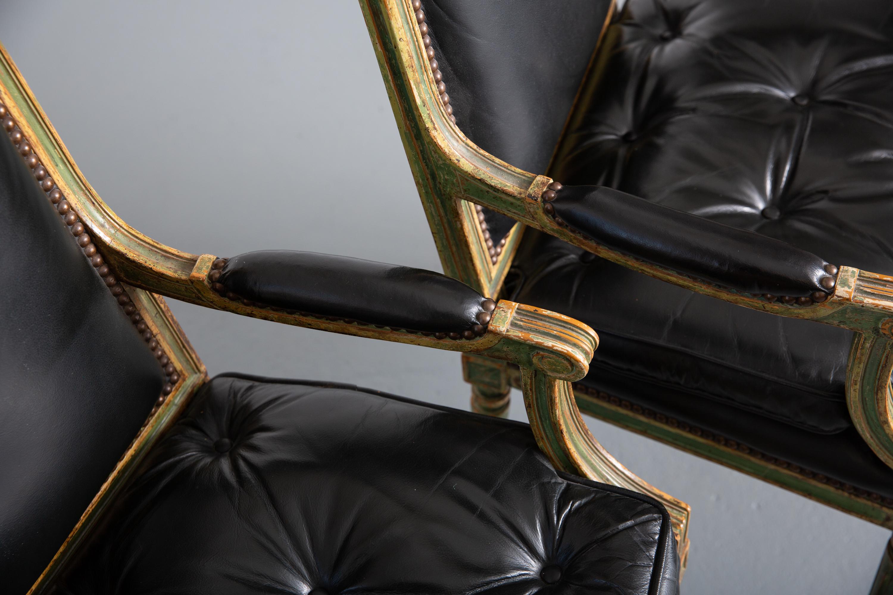 Paar geschnitzte Holz-Leder-Deko-Sessel im Louis-XVI.-Stil im Angebot 1