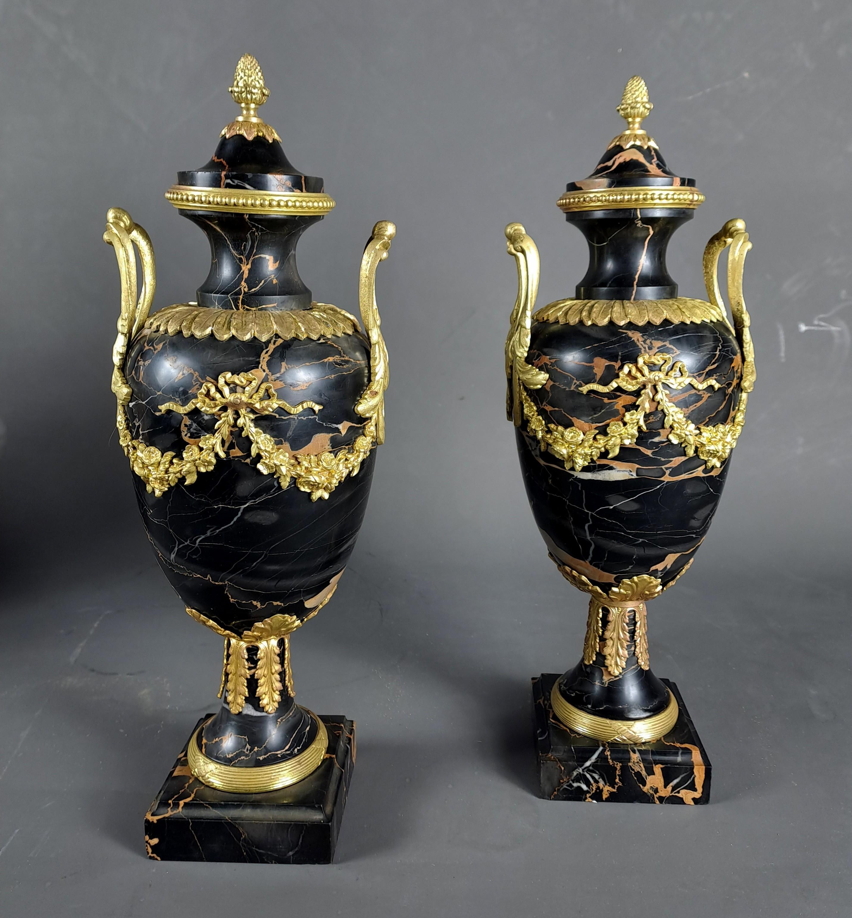 Pair of Louis XVI style cassolettes in Portor marble presenting a beautiful ornamentation of gilded and chiseled bronze such as floral garlands, pine cone, beaded and plant frieze.

Work from the end of the 19th century, around 1900

Very good