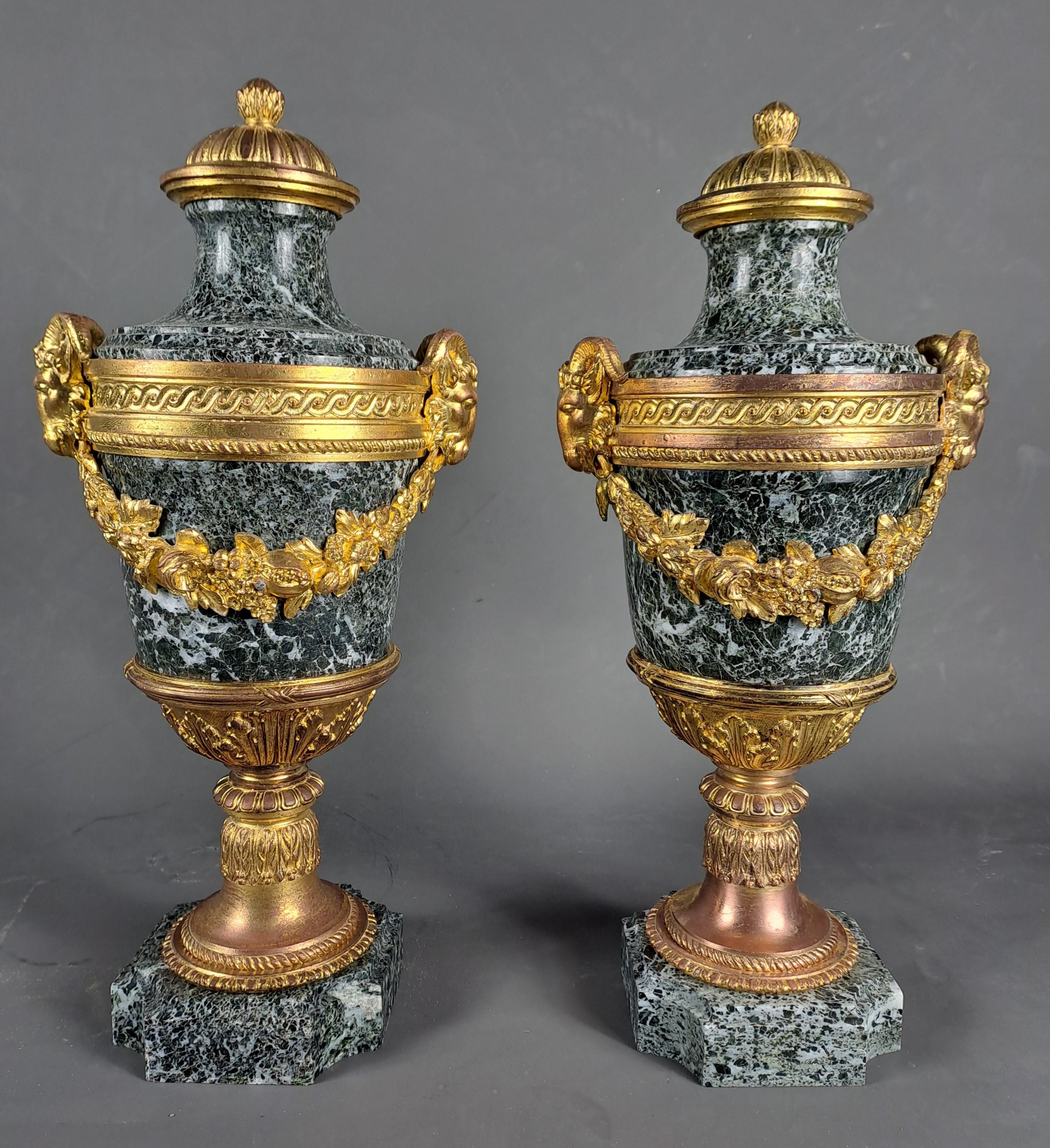 Français Paire de Cassolettes de style Louis XVI en marbre vert de mer et bronze doré