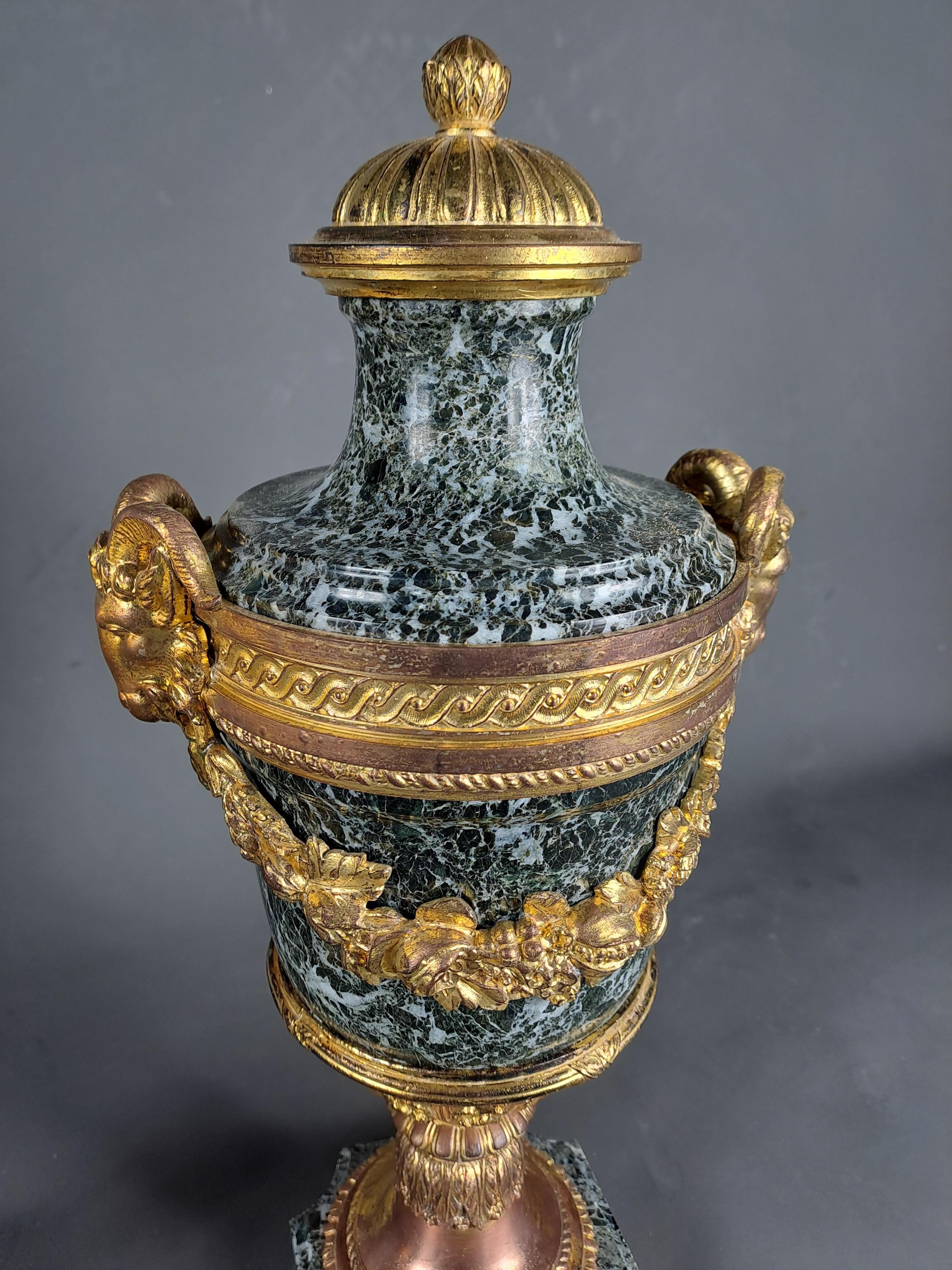 Paar Cassolettes im Louis-XVI.-Stil aus Meeresgrünem Marmor und vergoldeter Bronze (19. Jahrhundert)