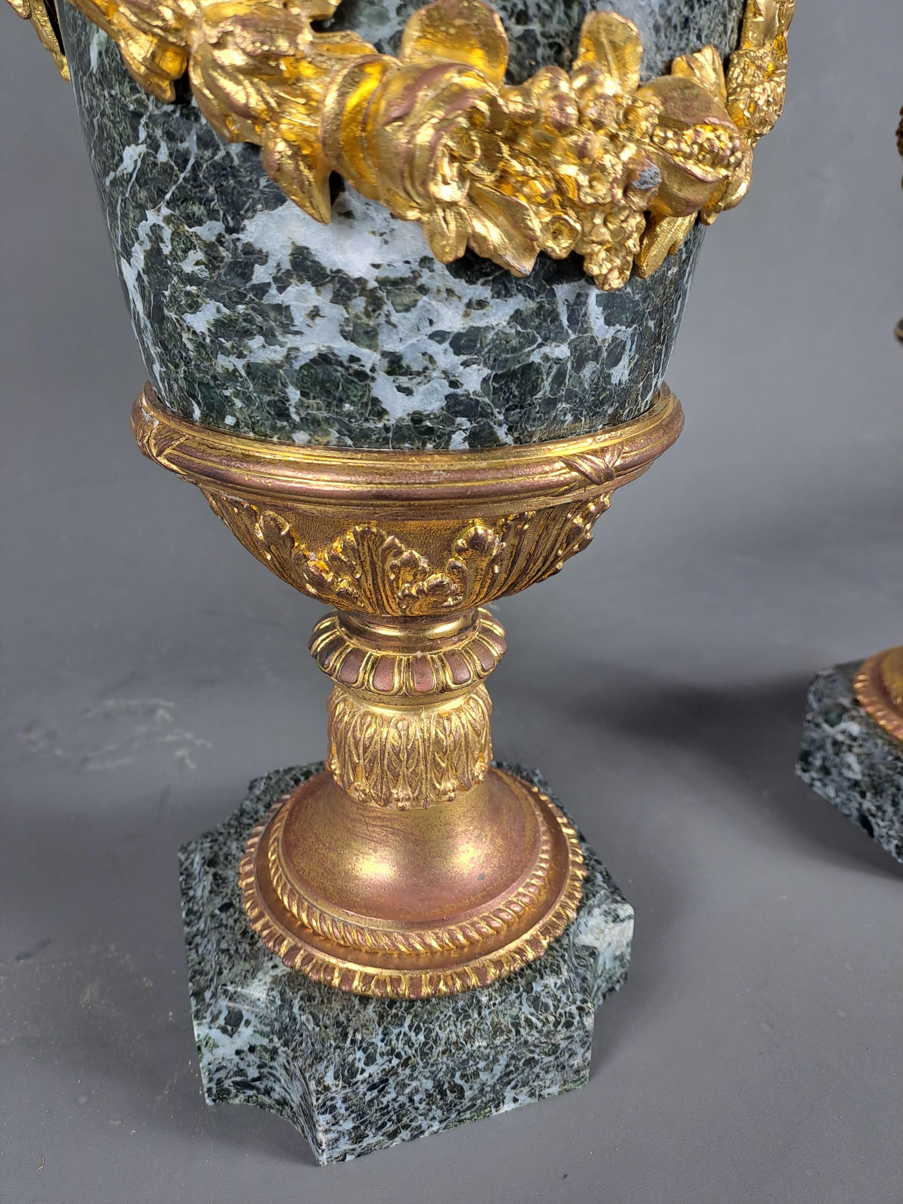 Paire de Cassolettes de style Louis XVI en marbre vert de mer et bronze doré 1