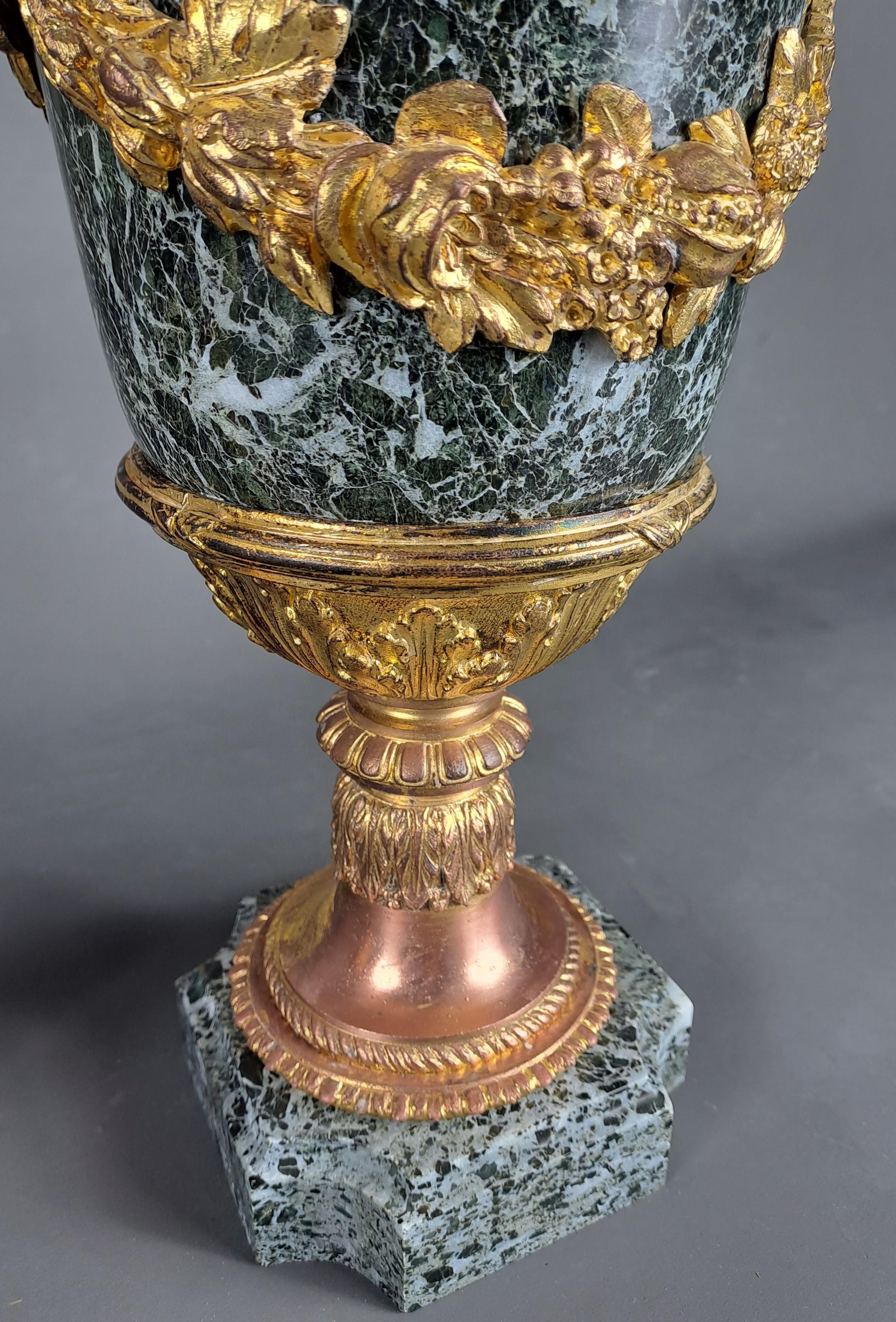 Paire de Cassolettes de style Louis XVI en marbre vert de mer et bronze doré 2