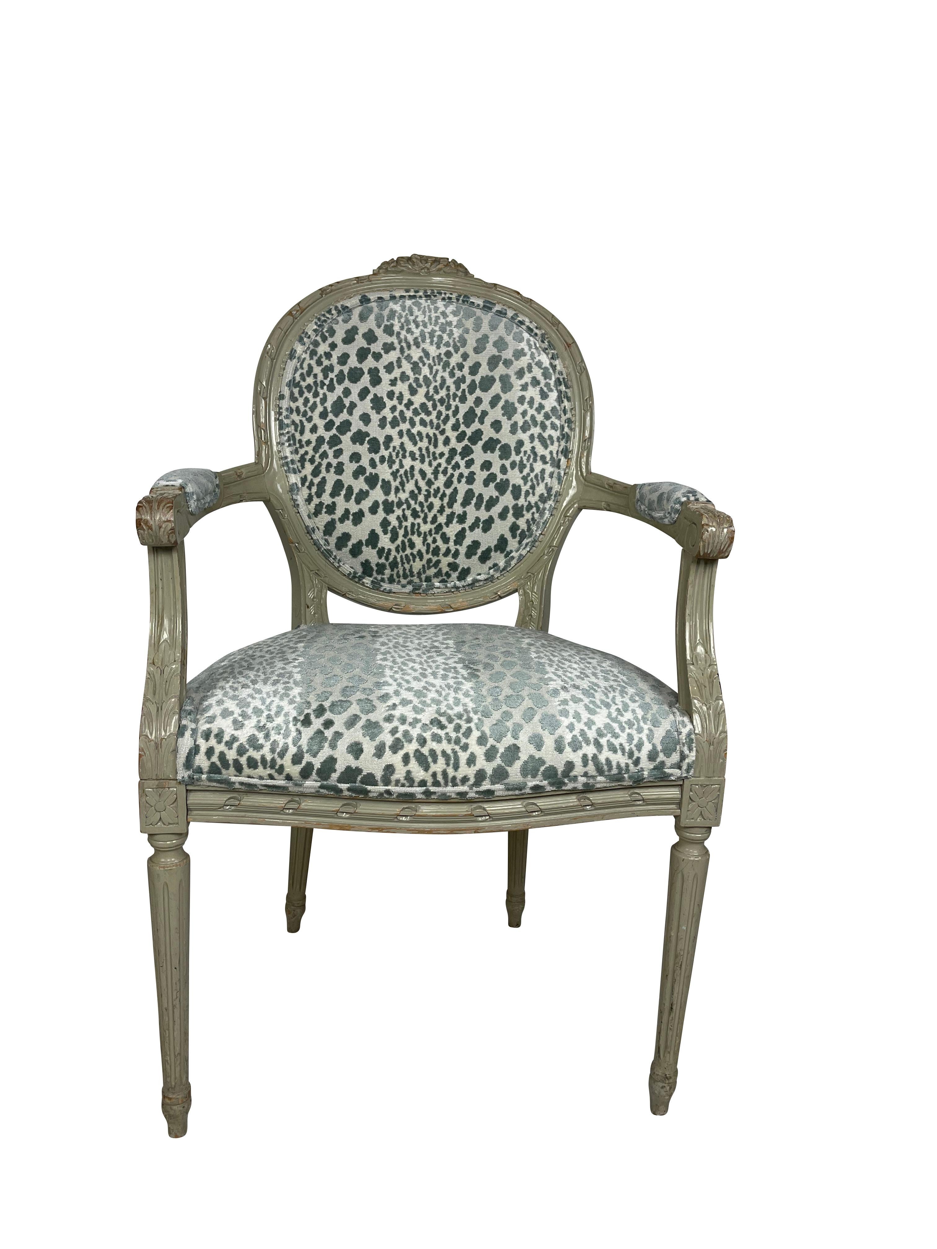 Américain Paire de chaises de style Louis XVI en tissu de velours imprimé animal bleu/vert en vente