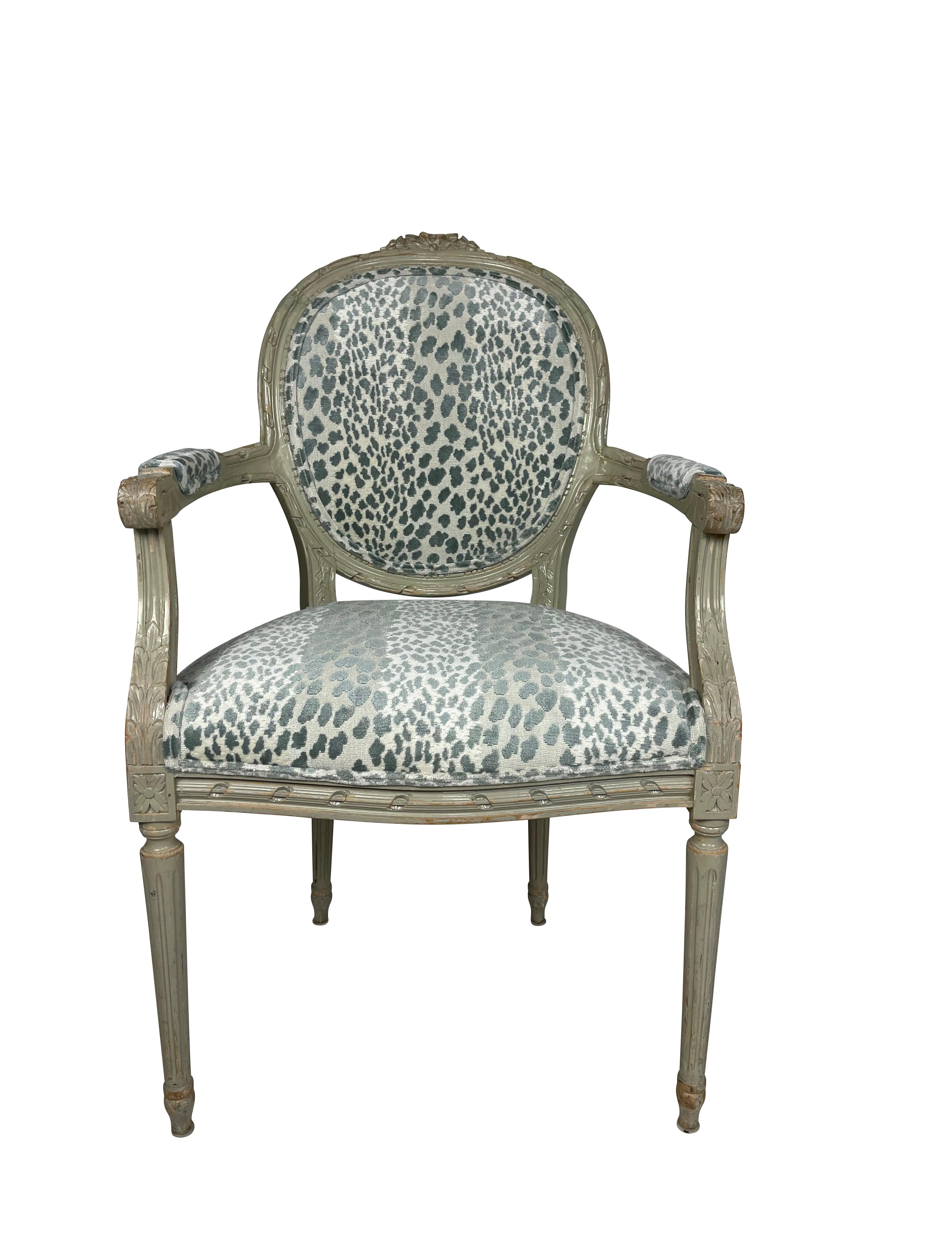 Sculpté Paire de chaises de style Louis XVI en tissu de velours imprimé animal bleu/vert en vente