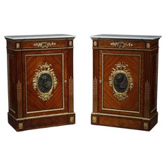 Paire de commodes de style Louis XVI en marqueterie de bois et bronze doré