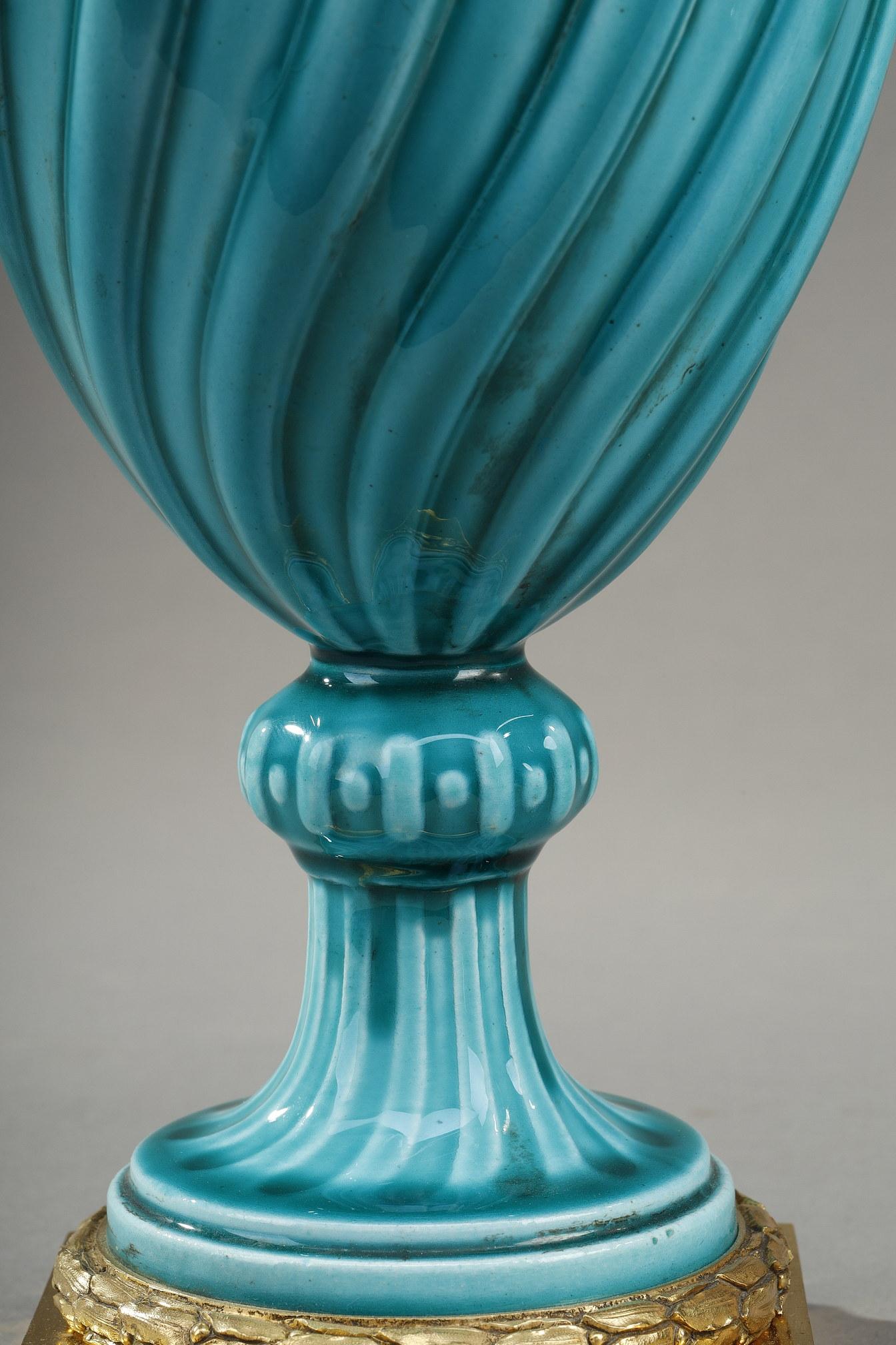 Paar Vasen mit Deckel im Louis-XVI.-Stil aus Keramik im Angebot 4