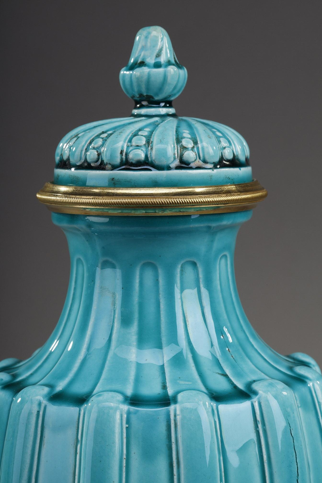 Paar Vasen mit Deckel im Louis-XVI.-Stil aus Keramik im Angebot 5