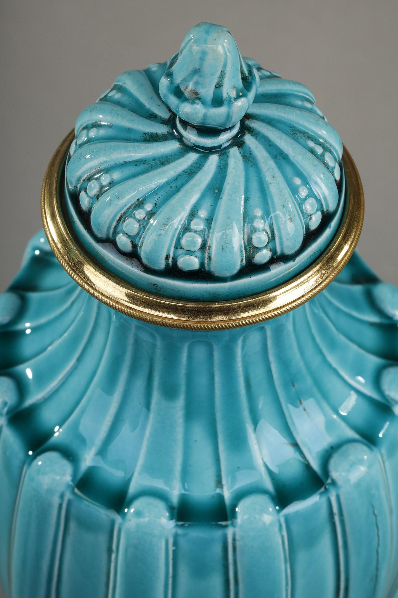 Paar Vasen mit Deckel im Louis-XVI.-Stil aus Keramik im Angebot 6