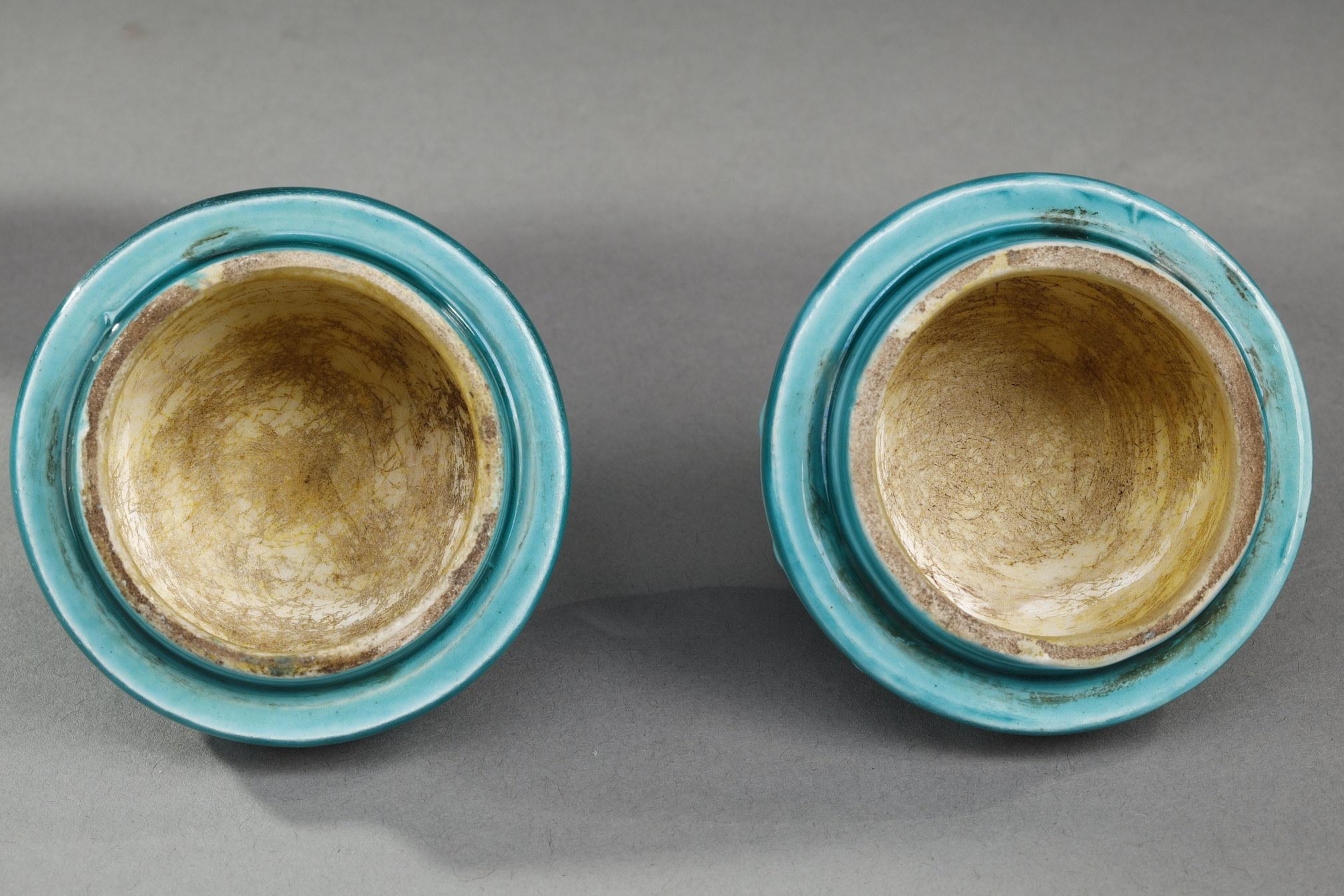 Paar Vasen mit Deckel im Louis-XVI.-Stil aus Keramik im Angebot 8