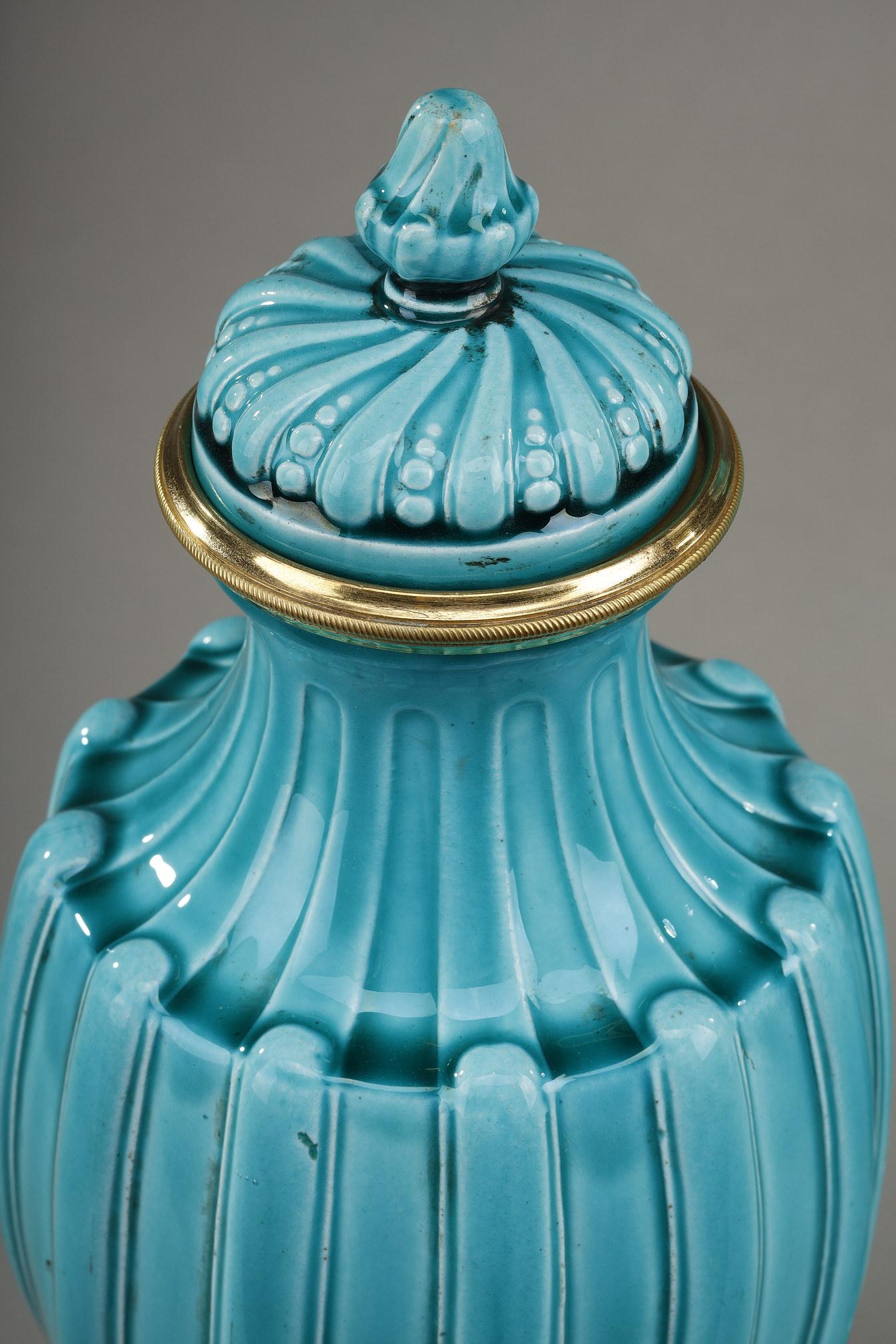 Paar Vasen mit Deckel im Louis-XVI.-Stil aus Keramik (Französisch) im Angebot