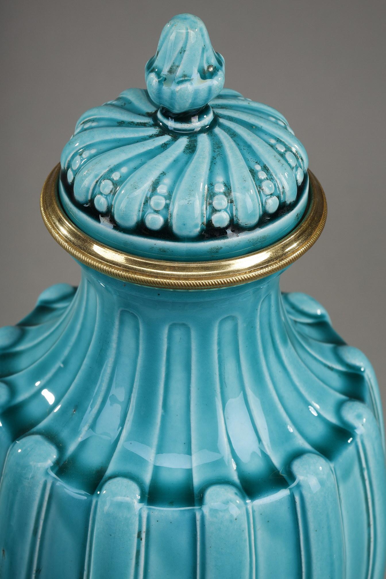 Paar Vasen mit Deckel im Louis-XVI.-Stil aus Keramik im Zustand „Gut“ im Angebot in Paris, FR