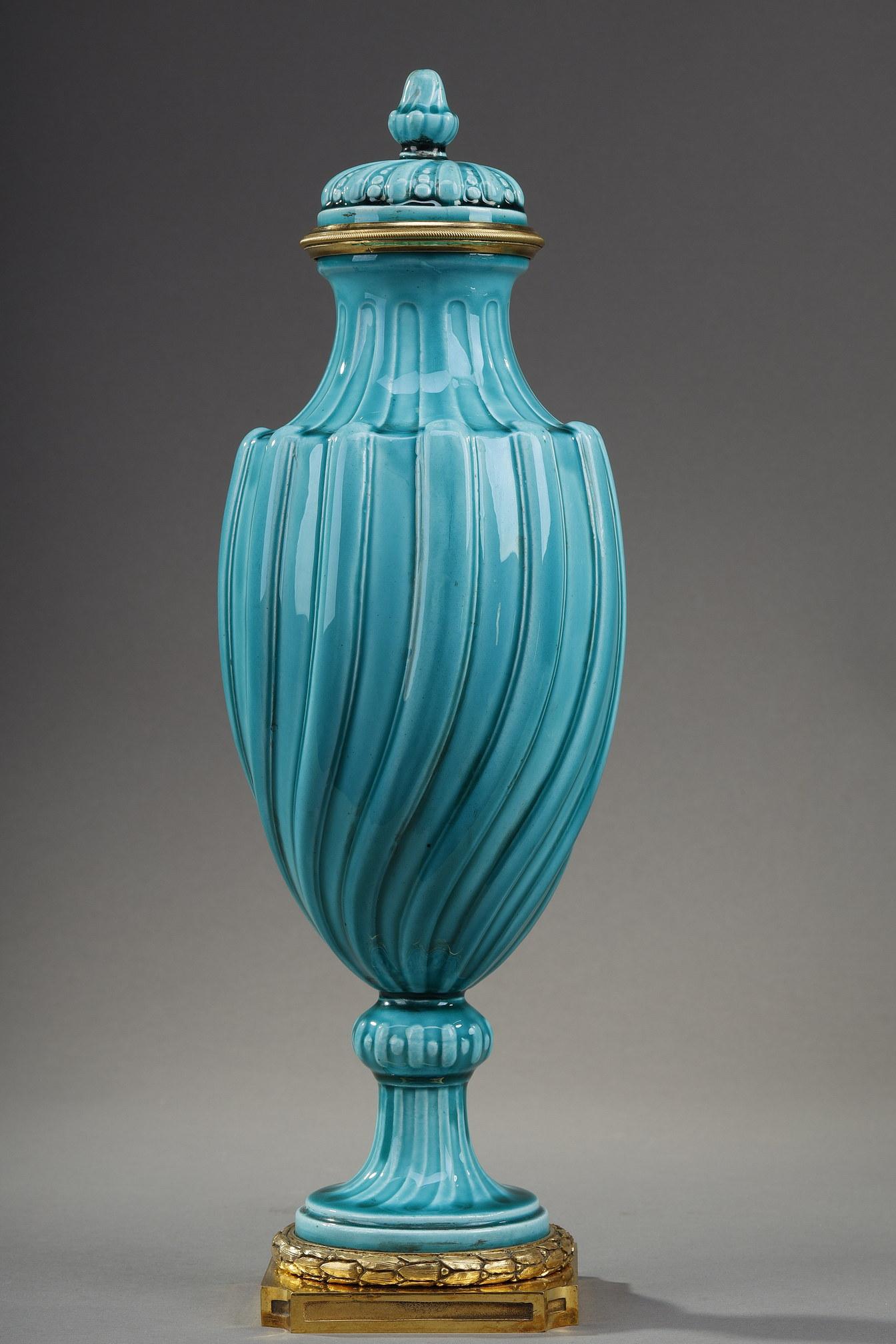 Paar Vasen mit Deckel im Louis-XVI.-Stil aus Keramik im Angebot 2