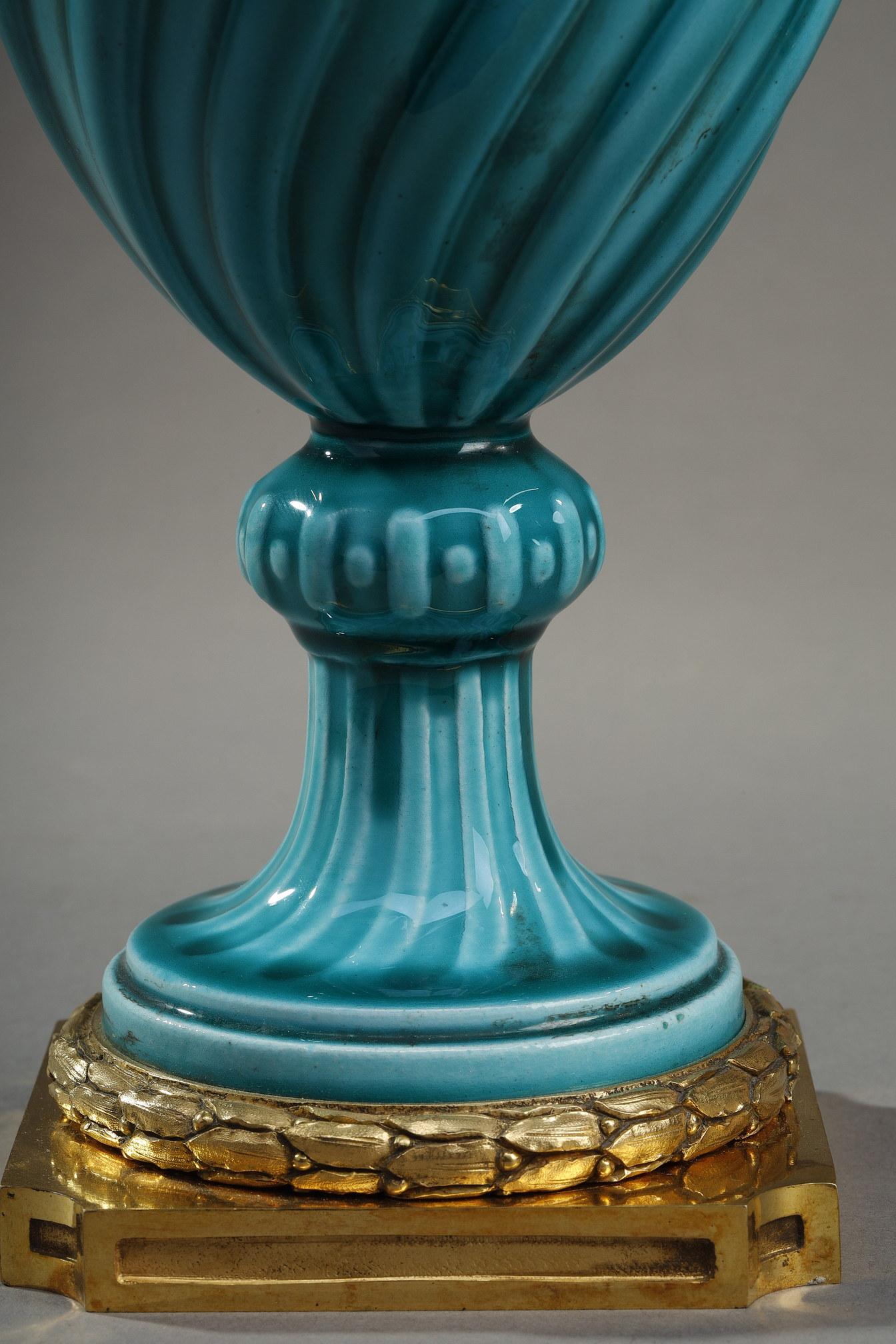 Paar Vasen mit Deckel im Louis-XVI.-Stil aus Keramik im Angebot 3