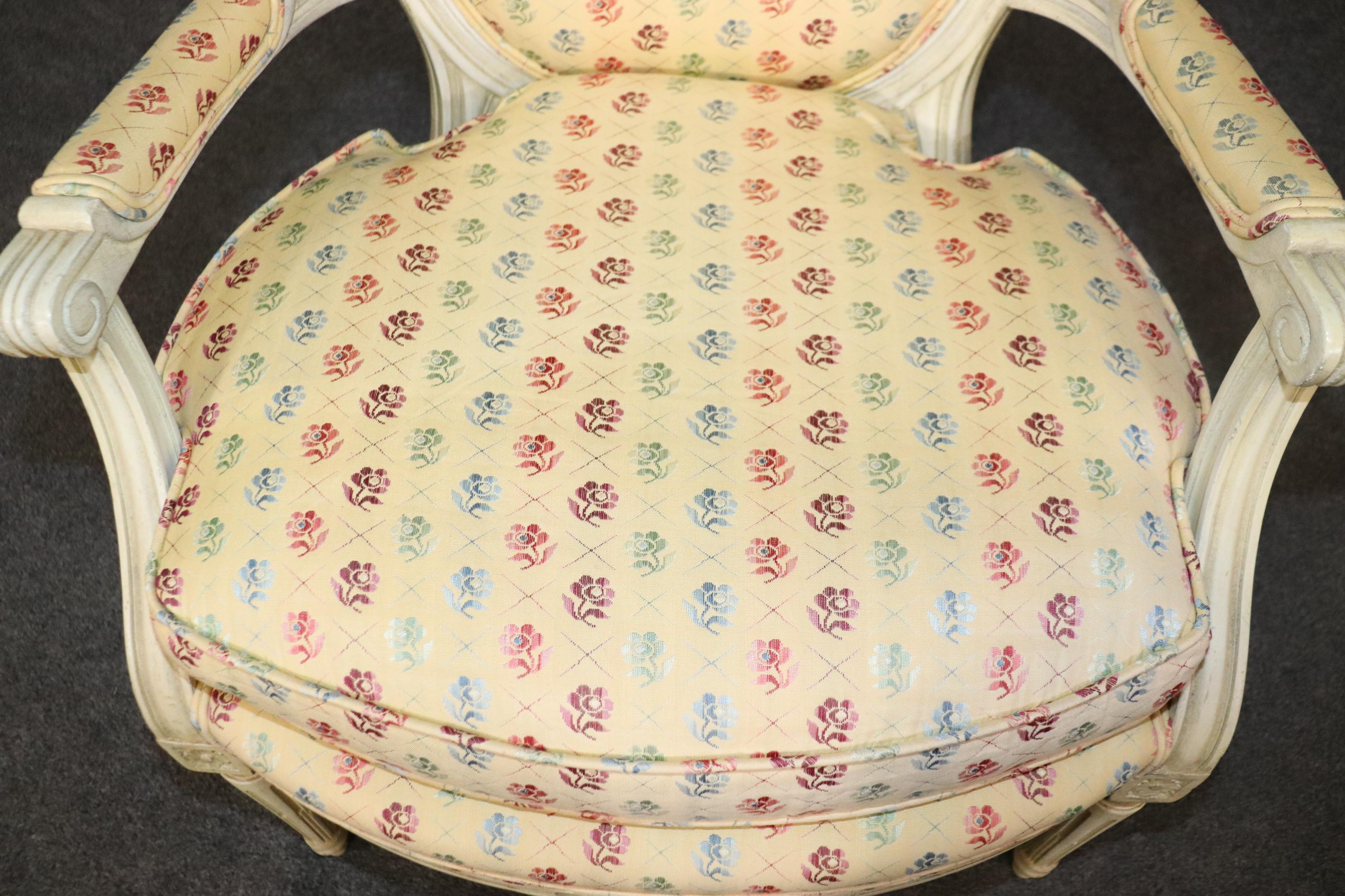 Paar Sessel im Louis XVI-Stil mit Cremefarbe verziert im Angebot 3