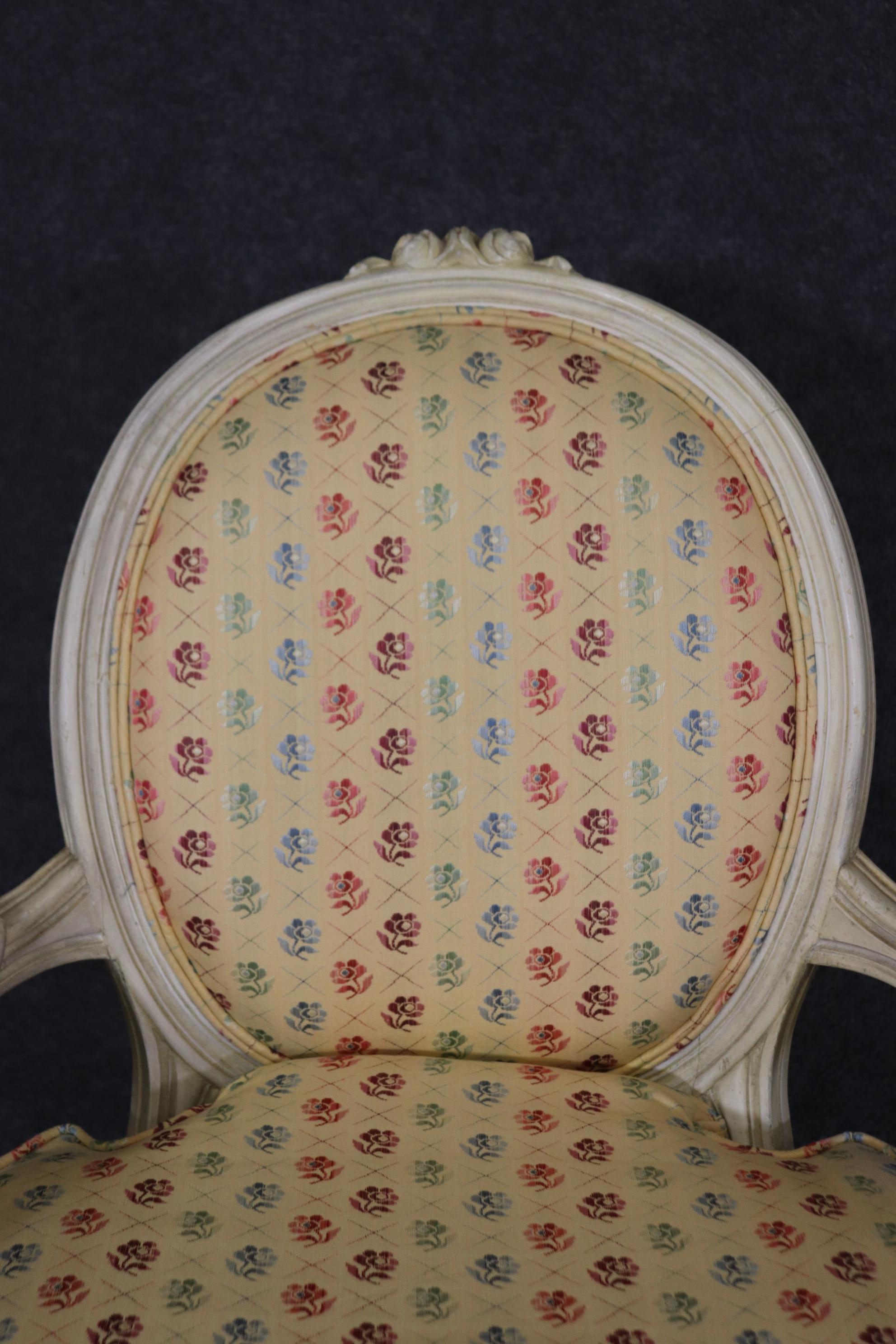 Paar Sessel im Louis XVI-Stil mit Cremefarbe verziert im Angebot 4