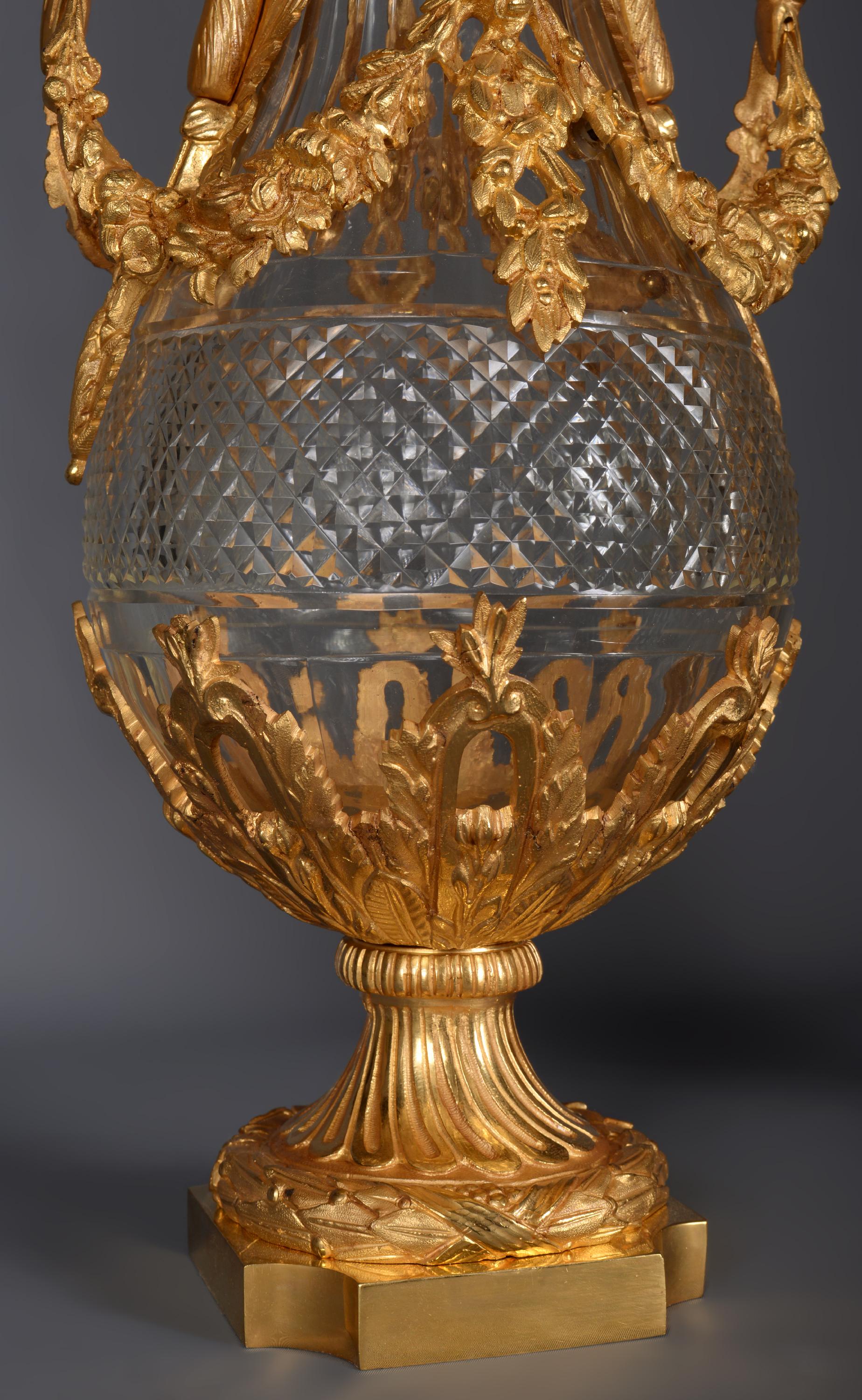 Paar Vasen aus Kristall und vergoldeter Bronze im Louis-XVI.-Stil im Angebot 3