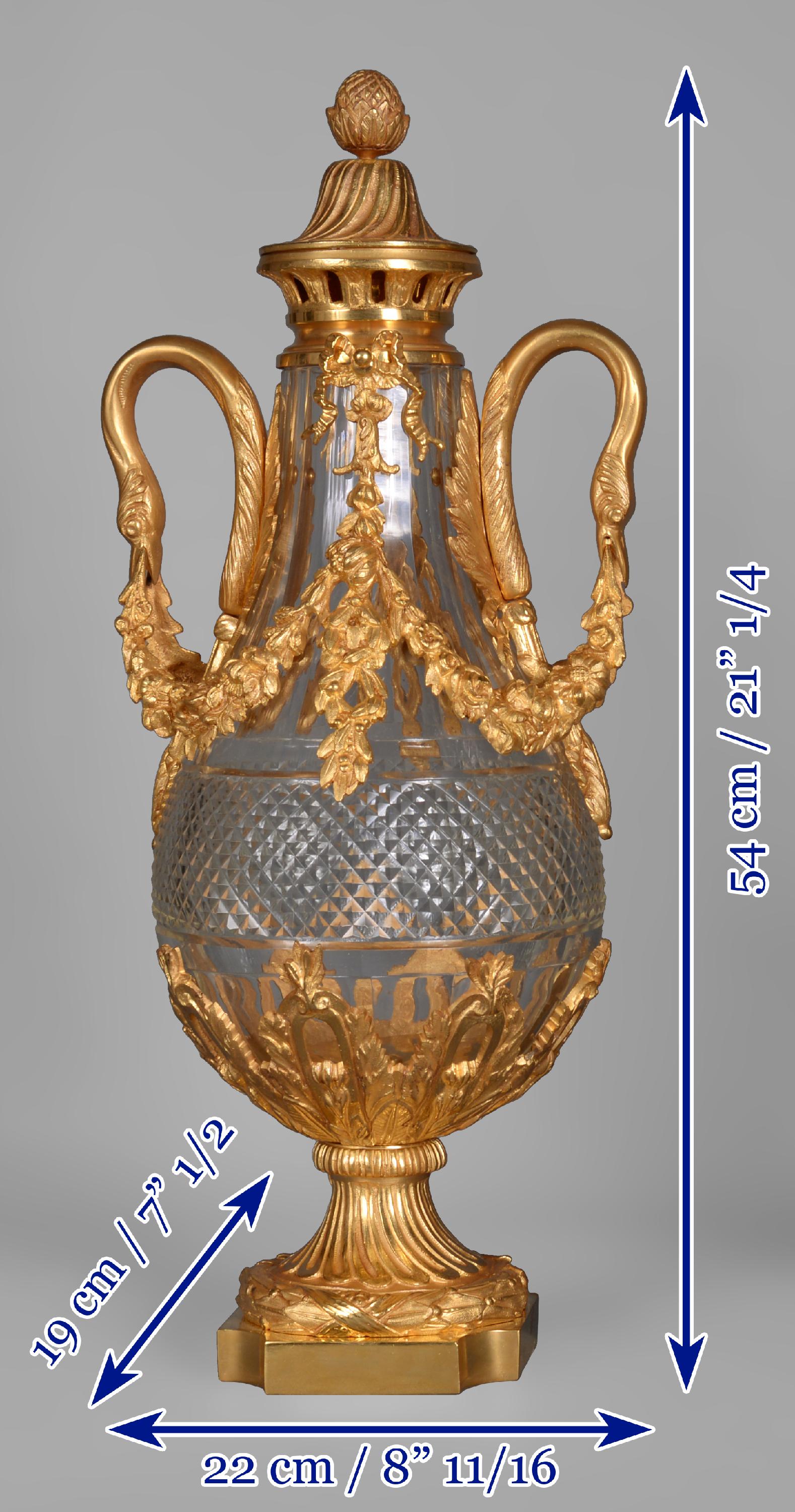 Paar Vasen aus Kristall und vergoldeter Bronze im Louis-XVI.-Stil im Angebot 4