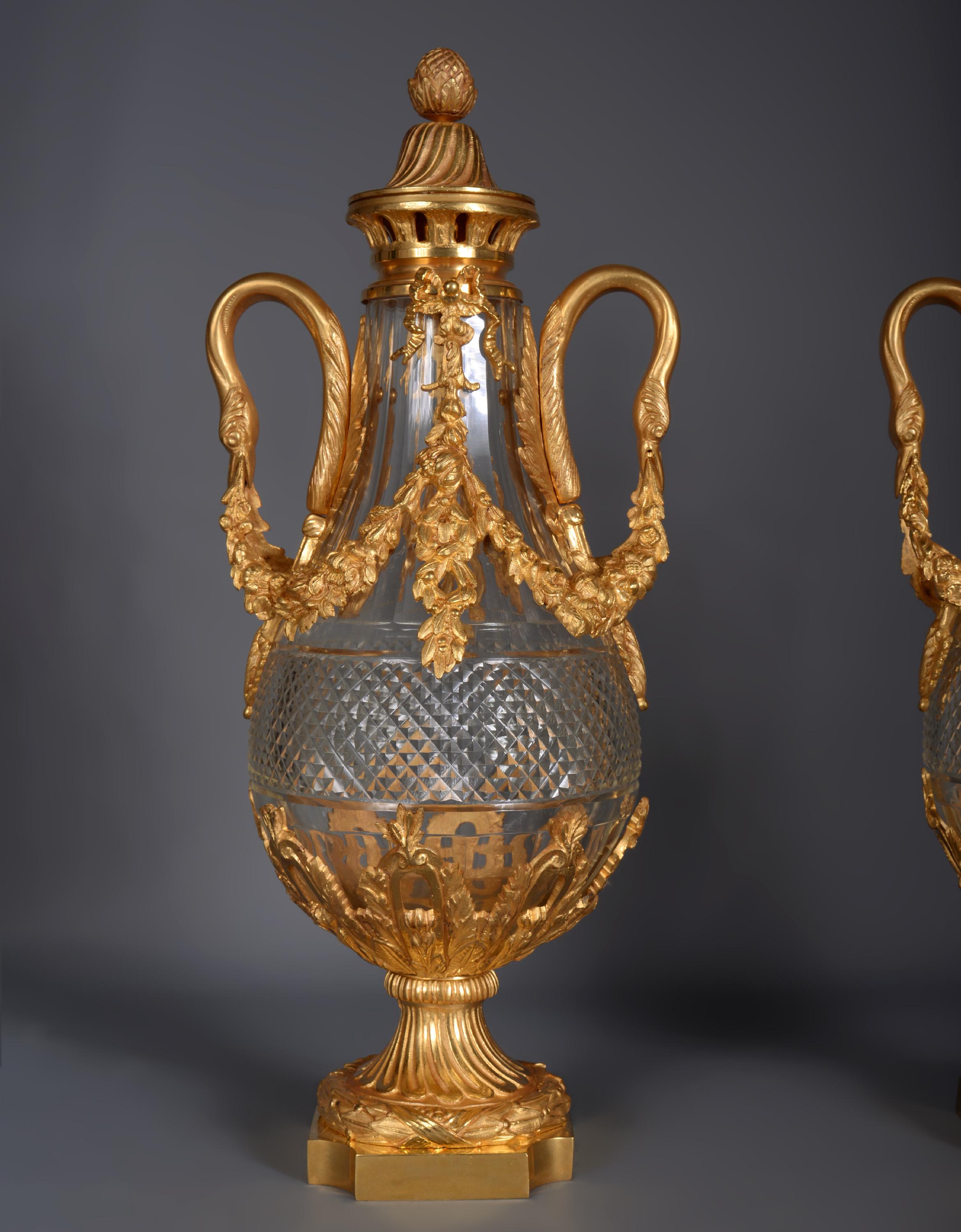 Paar Vasen aus Kristall und vergoldeter Bronze im Louis-XVI.-Stil (Louis XVI.) im Angebot