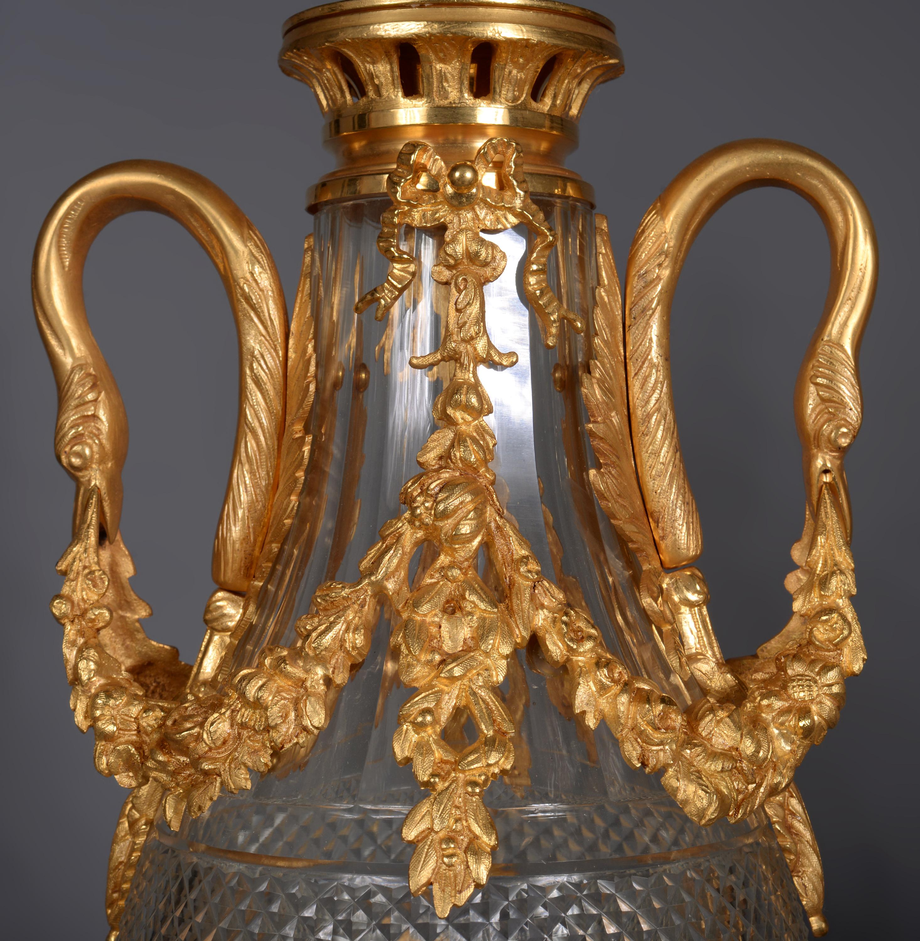 Pair of Louis XVI style crystal and gilt bronze vases In Excellent Condition For Sale In SAINT-OUEN-SUR-SEINE, FR