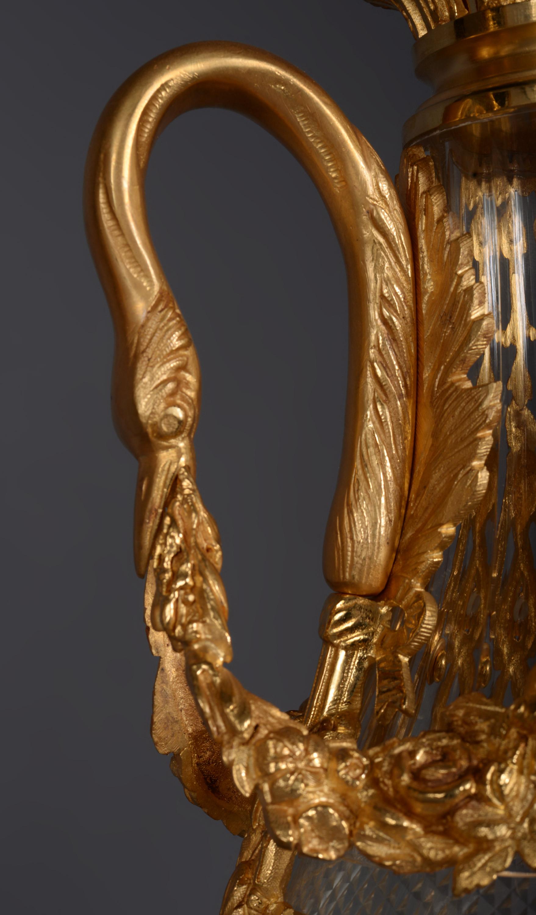 Paar Vasen aus Kristall und vergoldeter Bronze im Louis-XVI.-Stil (19. Jahrhundert) im Angebot