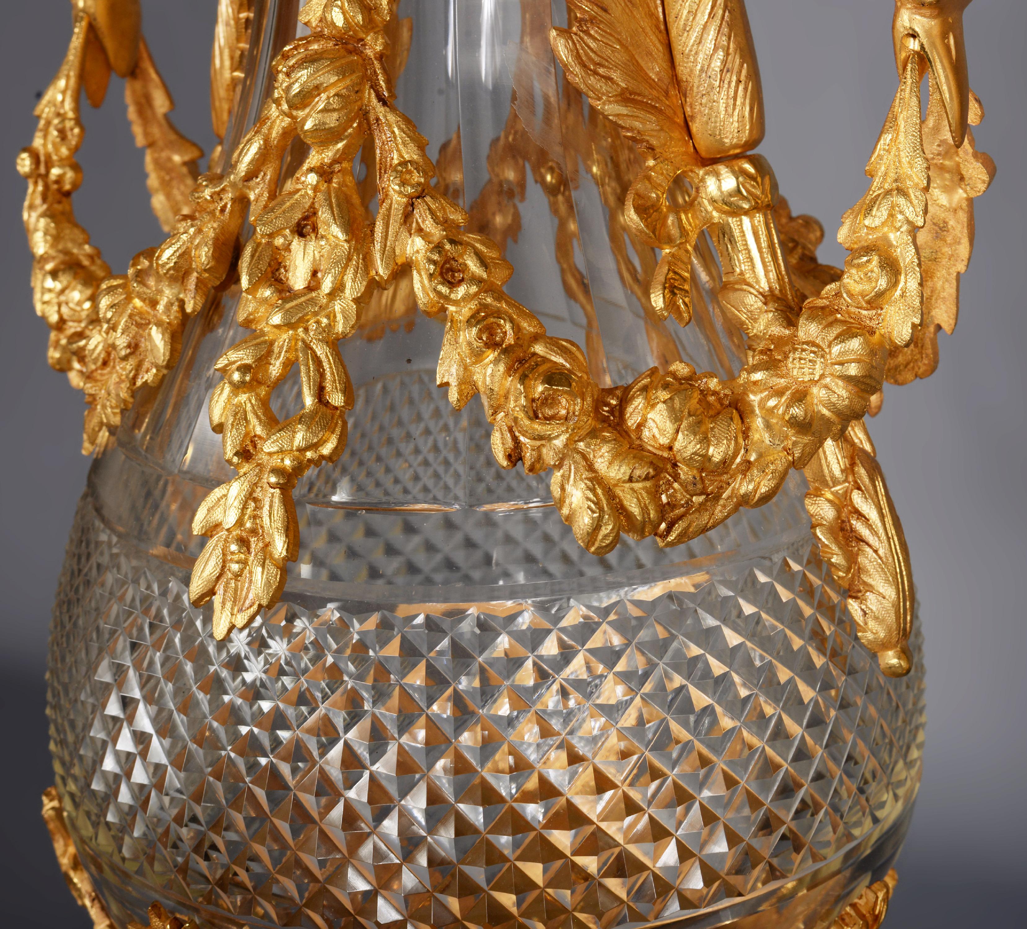 Paar Vasen aus Kristall und vergoldeter Bronze im Louis-XVI.-Stil im Angebot 1
