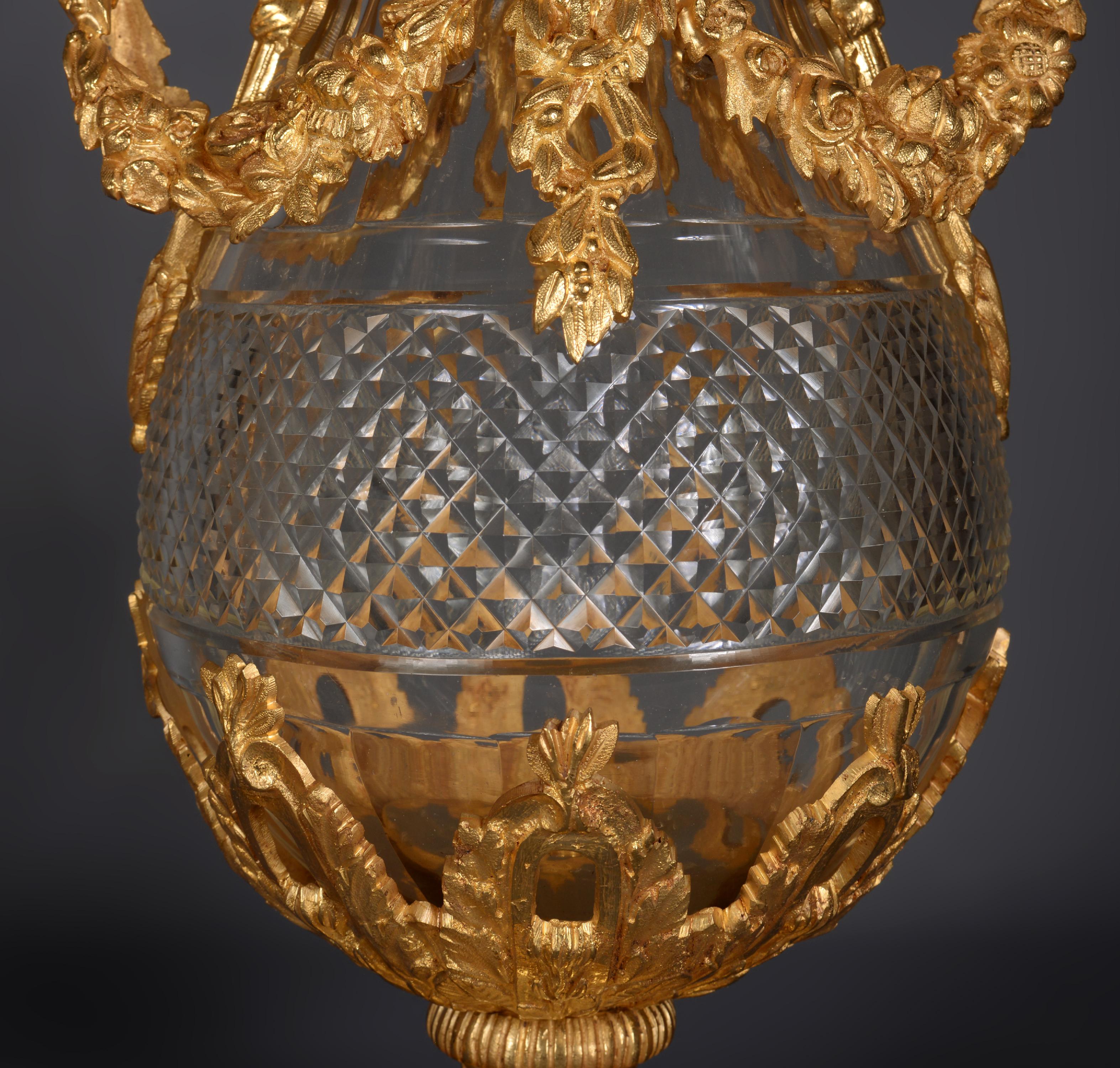 Paar Vasen aus Kristall und vergoldeter Bronze im Louis-XVI.-Stil im Angebot 2