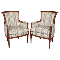 Paar Louis XVI Stil Distressed geschnitzten Holz Bergere Stühle mit Polsterung