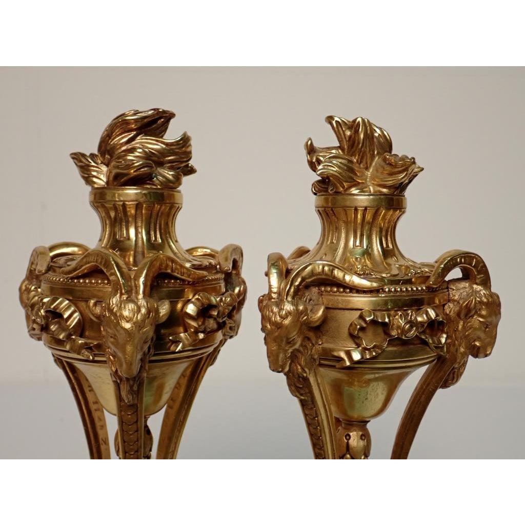 Paar Louis XVI-Garnituren aus vergoldeter Bronze (Louis XVI.) im Angebot