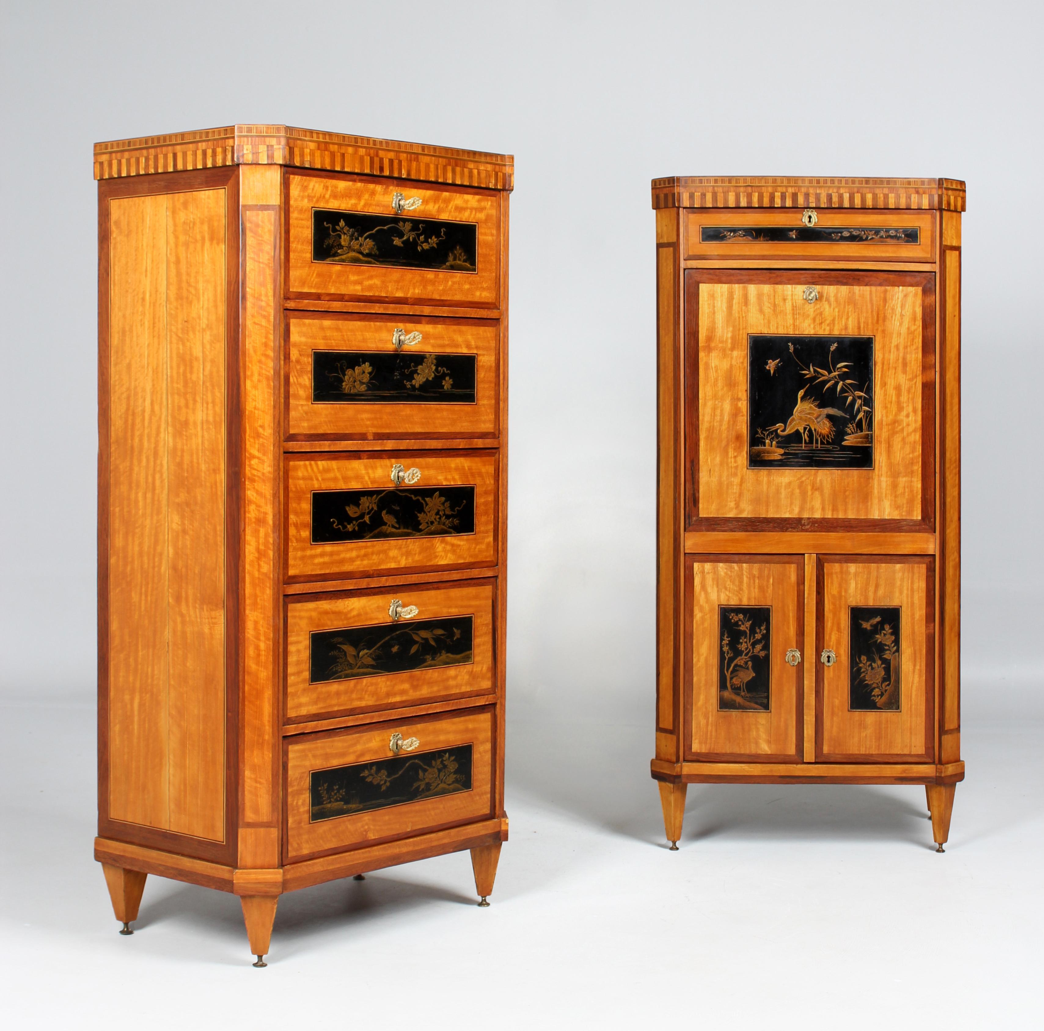 Paar Chinoiserie-Möbel - Sekretär und Chiffonier

Die Niederlande
Satinholz und andere, lackierte Platten
um 1890

Abmessungen: H x B x T: 130 x 63 x 39 cm

Beschreibung:
Sehr seltenes Möbelpaar, bestehend aus einem kleinen Sekretär und einer