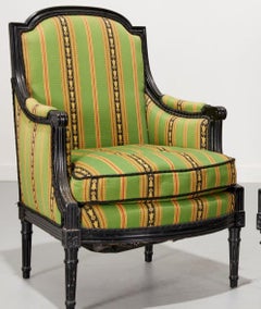 Coppia di bergère ebanizzate in stile Luigi XVI con seta a righe verdi, inizio XX secolo.