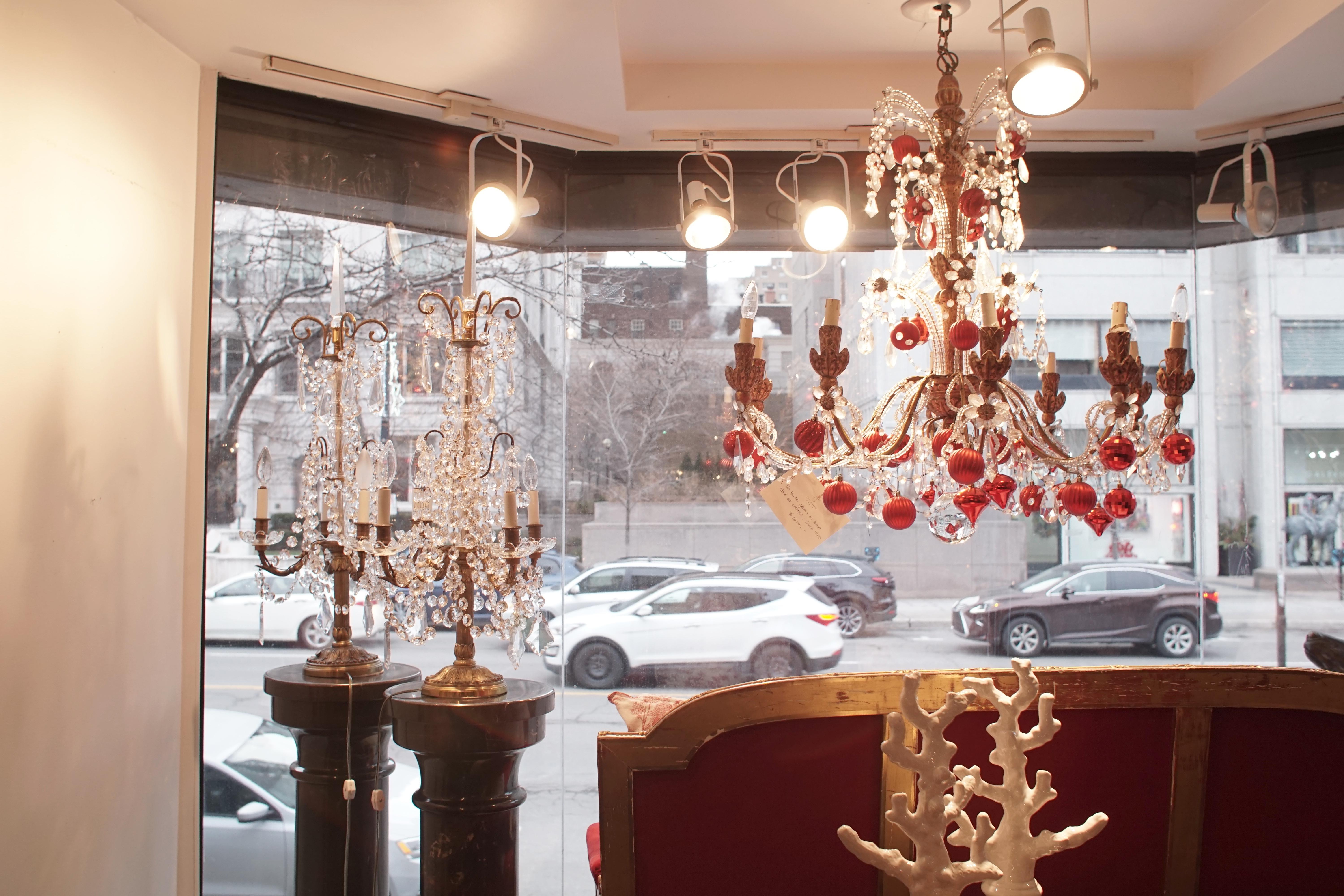 Pareja de Candelabros Electrificados Estilo Luis XVI Girándolas de Bronce y Cristal en venta 5