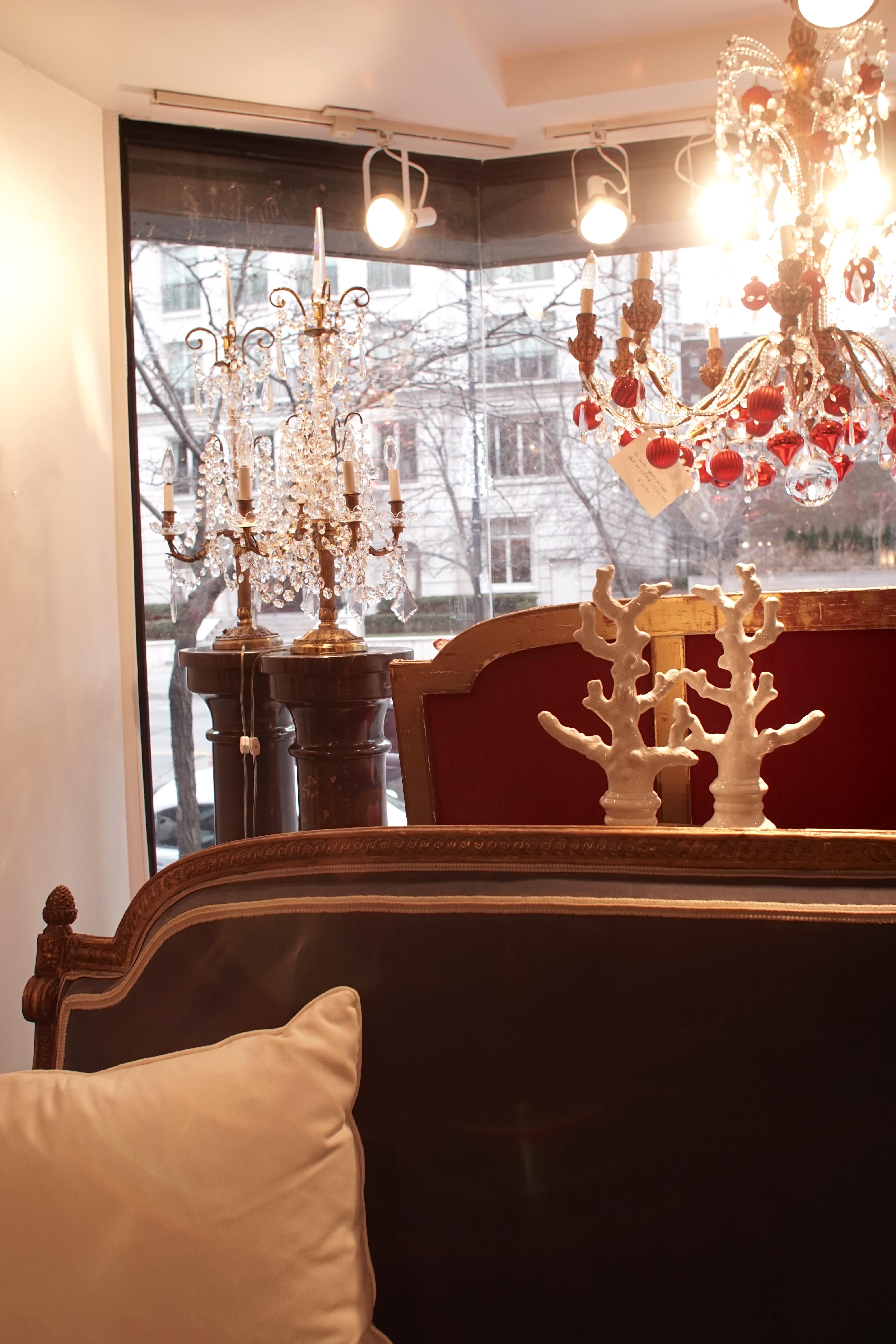 Pareja de Candelabros Electrificados Estilo Luis XVI Girándolas de Bronce y Cristal en venta 6