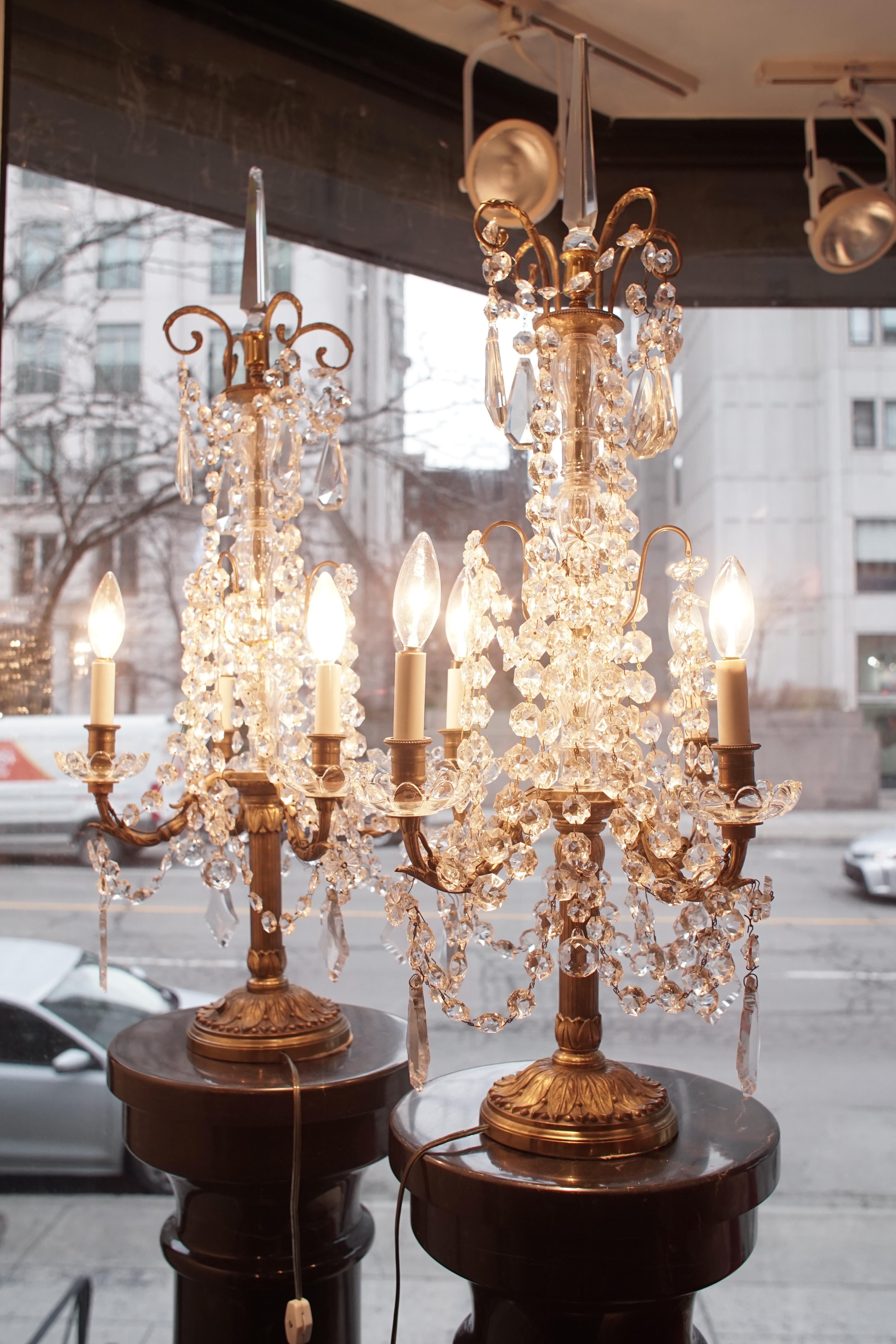 Pareja de Candelabros Electrificados Estilo Luis XVI Girándolas de Bronce y Cristal en venta 7