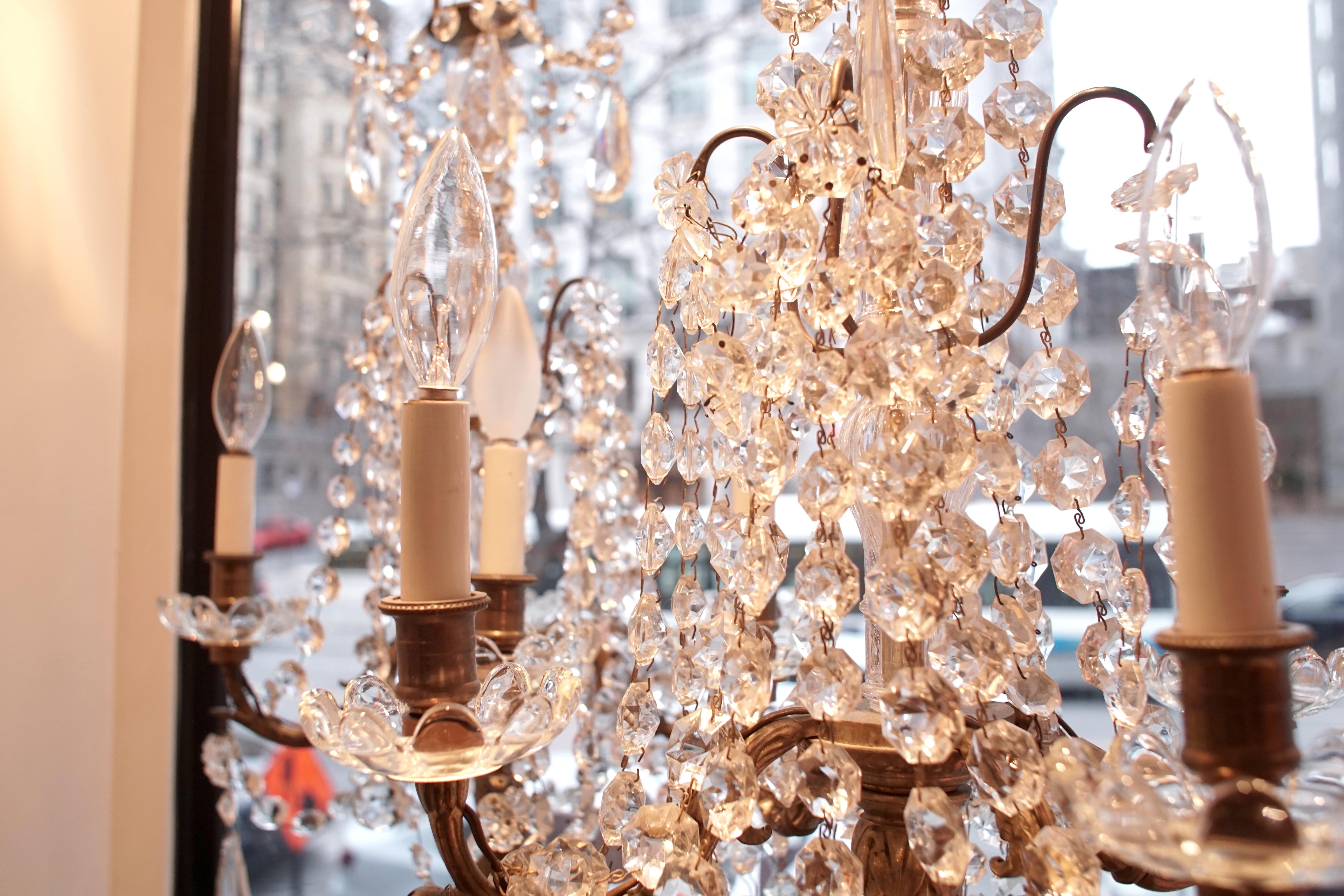Pareja de Candelabros Electrificados Estilo Luis XVI Girándolas de Bronce y Cristal en venta 8