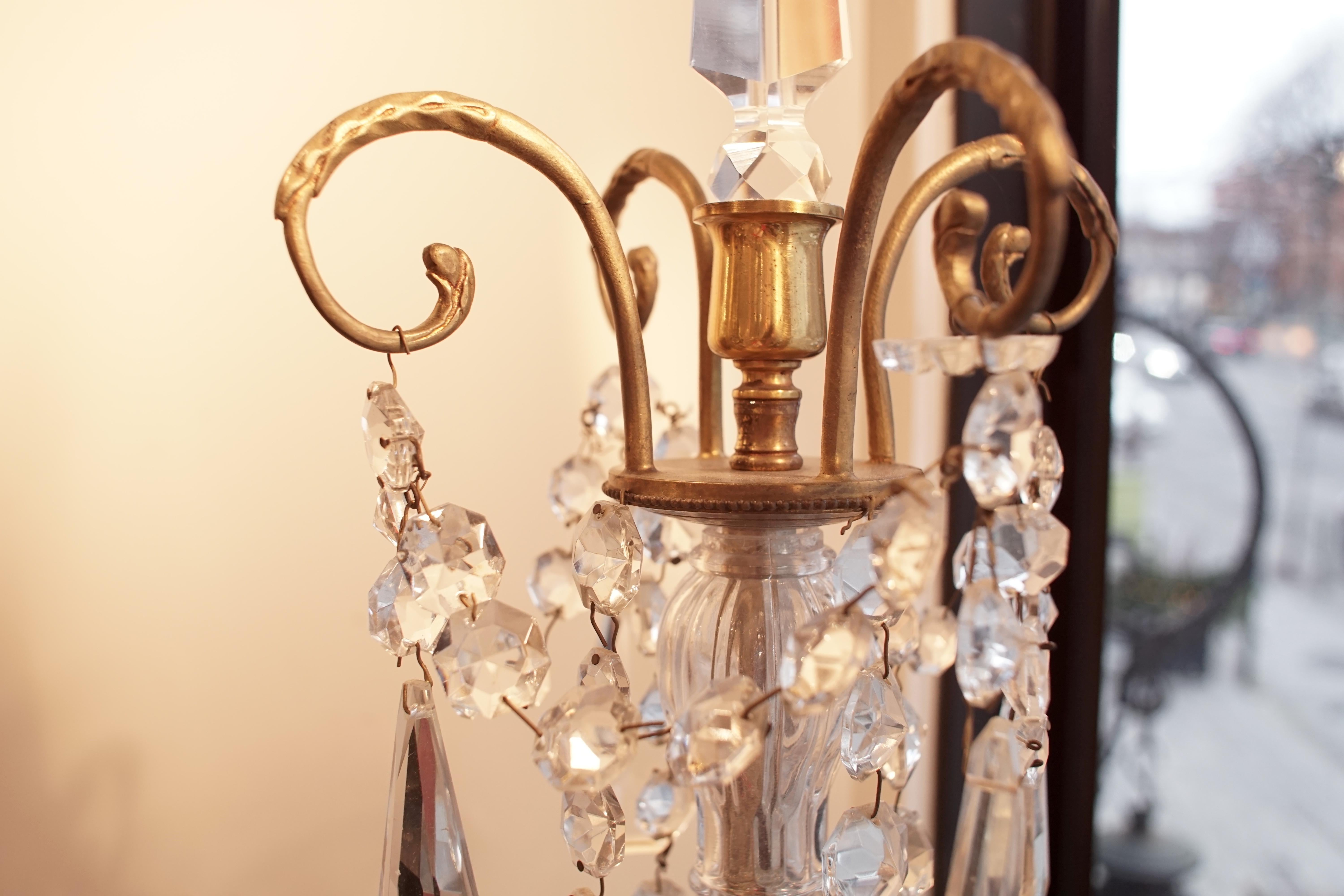 Paar elektrifizierte Kandelaber im Louis-XVI.-Stil aus Bronze und Kristall Girandolen im Angebot 9