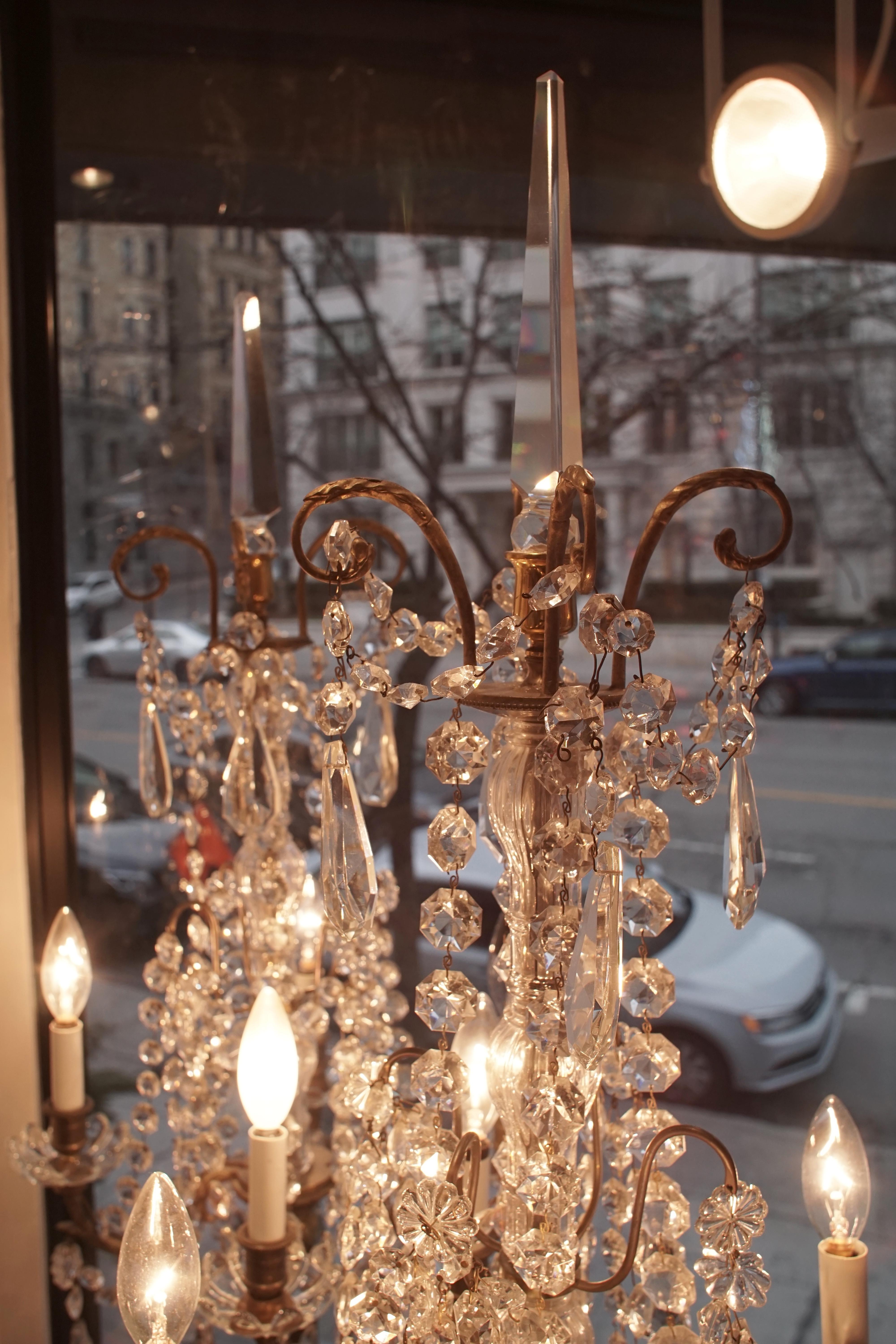 Pareja de Candelabros Electrificados Estilo Luis XVI Girándolas de Bronce y Cristal en venta 13