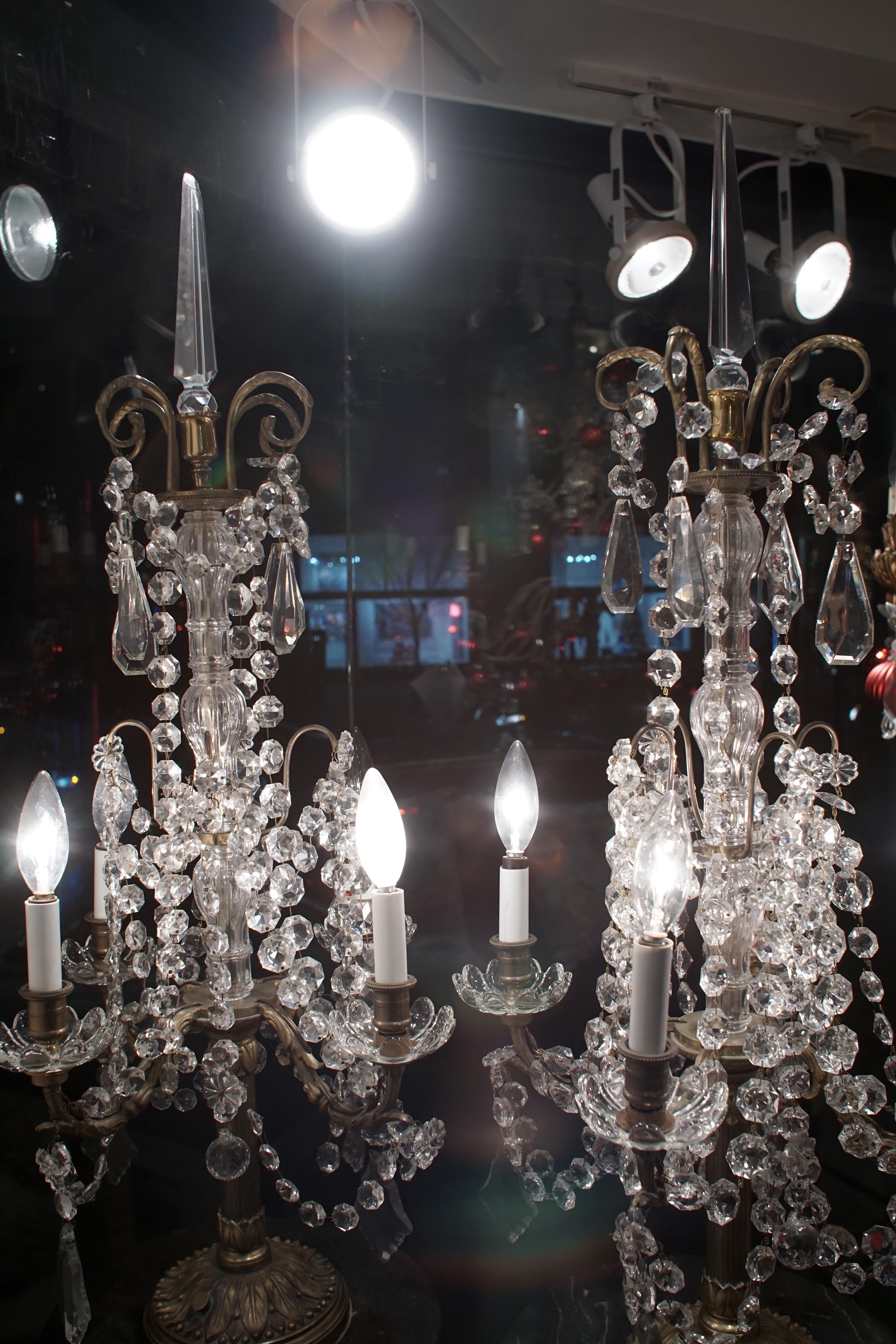 Pareja de Candelabros Electrificados Estilo Luis XVI Girándolas de Bronce y Cristal en venta 14
