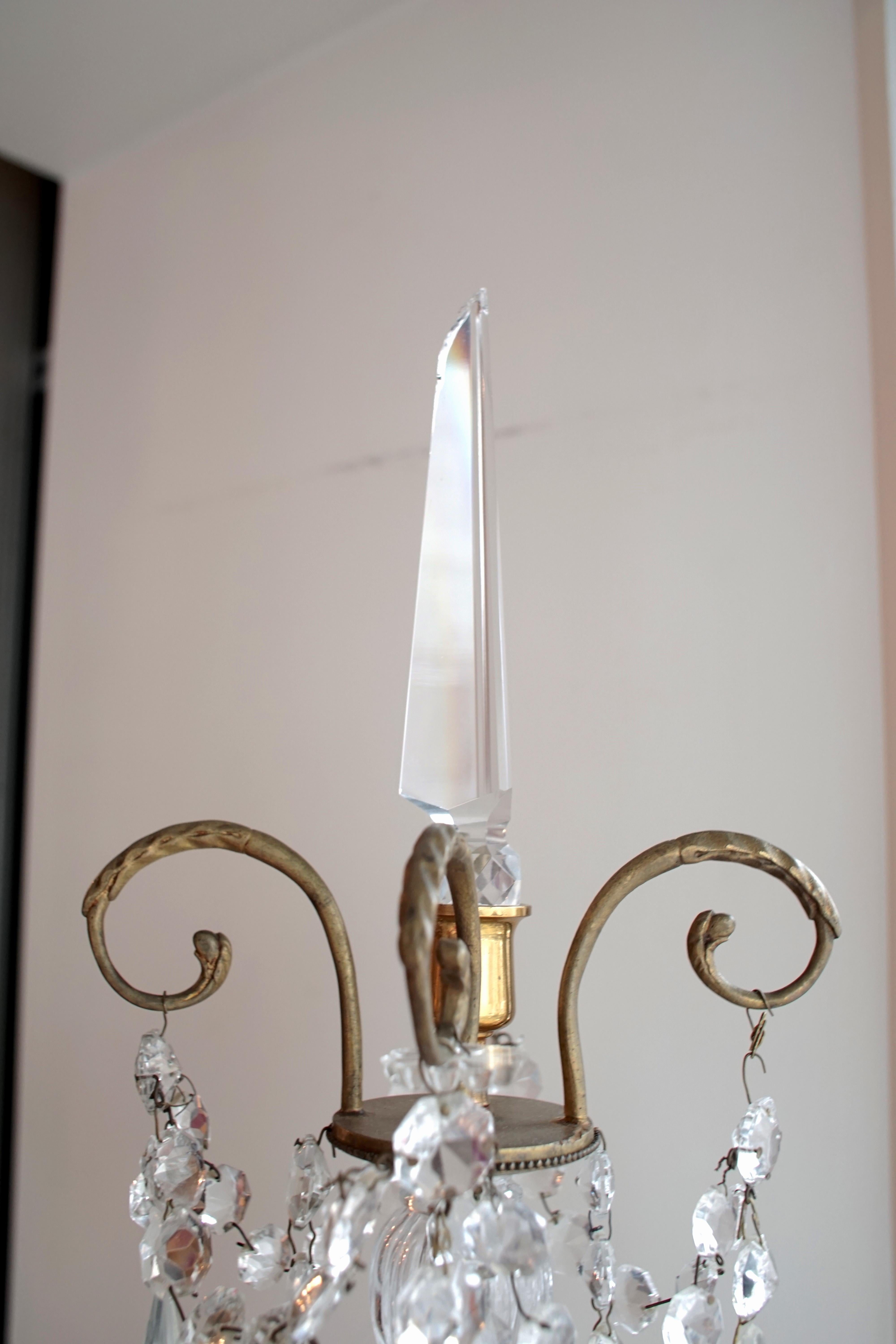 Paar elektrifizierte Kandelaber im Louis-XVI.-Stil aus Bronze und Kristall Girandolen im Zustand „Gut“ im Angebot in Montreal, Quebec