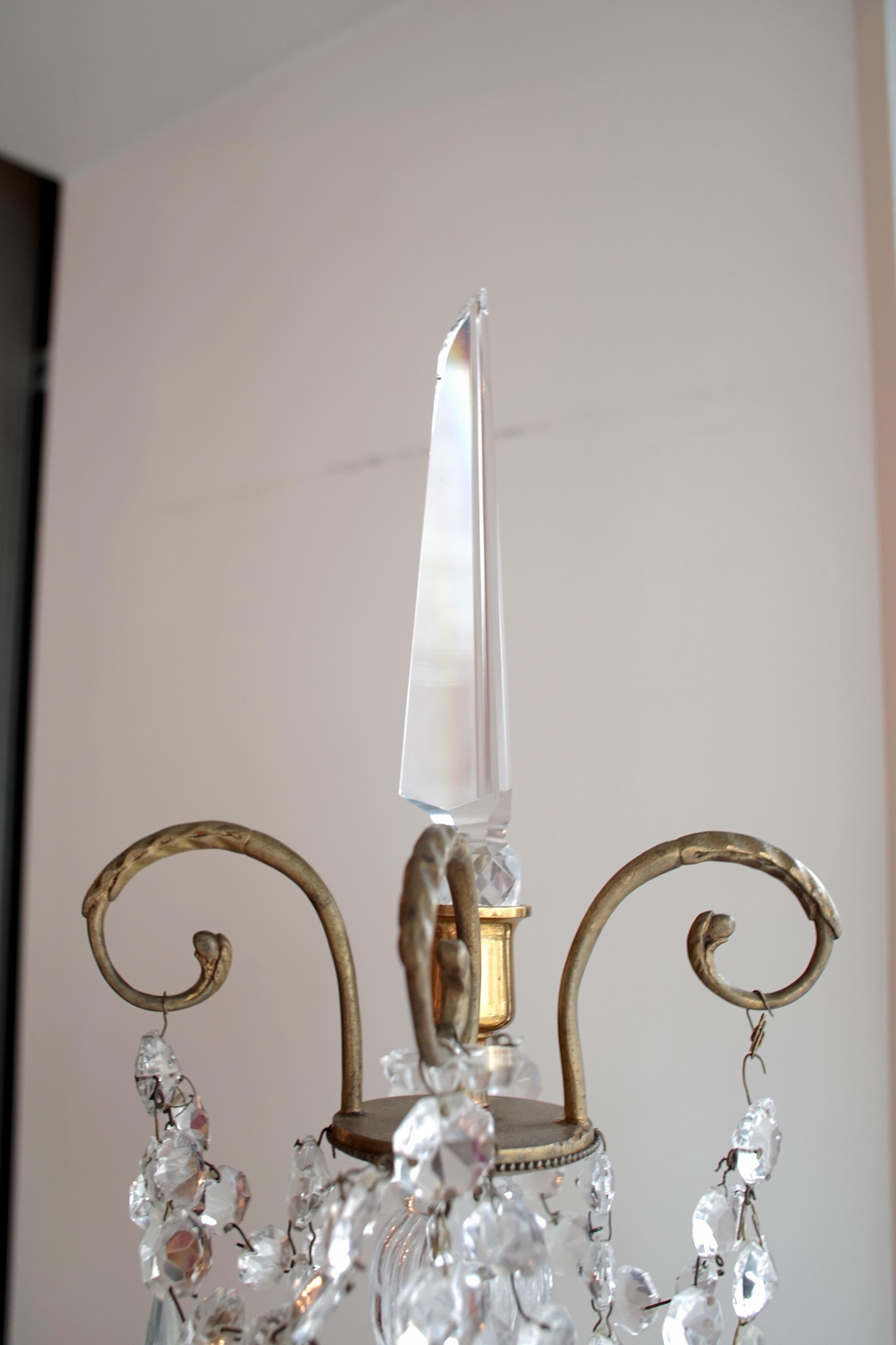 Pareja de Candelabros Electrificados Estilo Luis XVI Girándolas de Bronce y Cristal siglo XX en venta